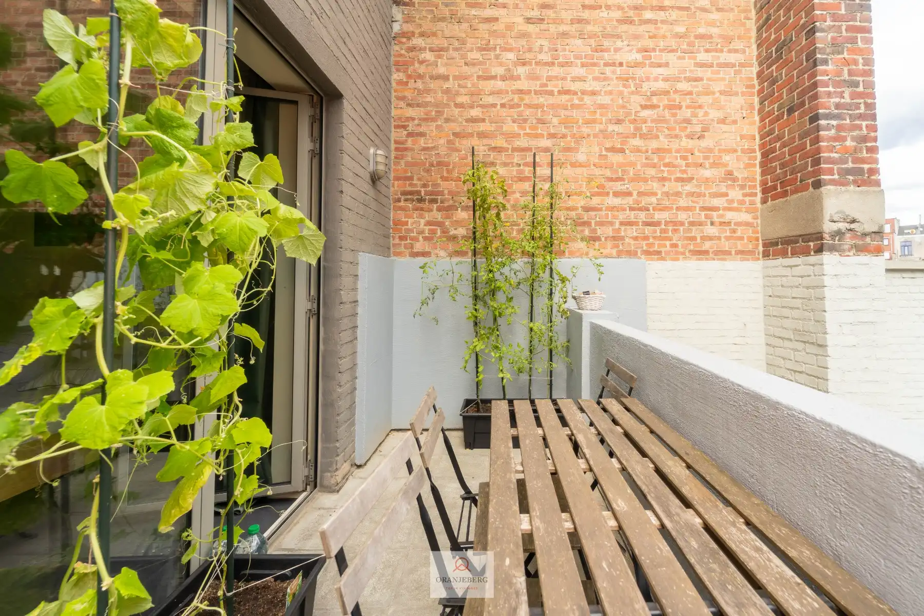 Modern appartement met terras vlakbij Gent-Sint-Pietersstation. foto {{pictureIndex}}
