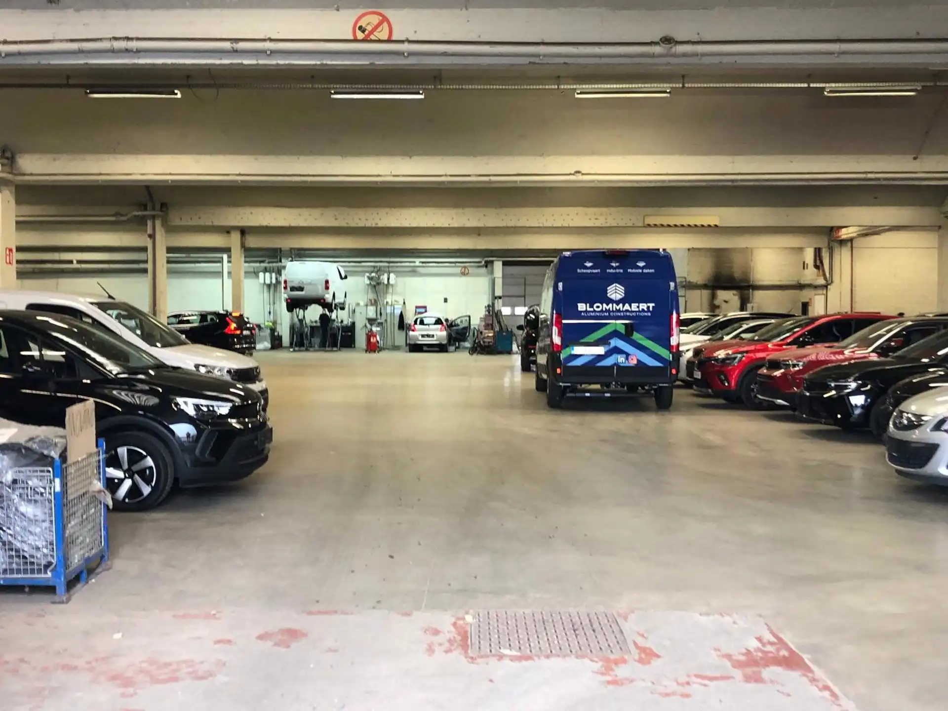 Magazijn met verhard terrein en kantoren te Kontich Industrie foto 6