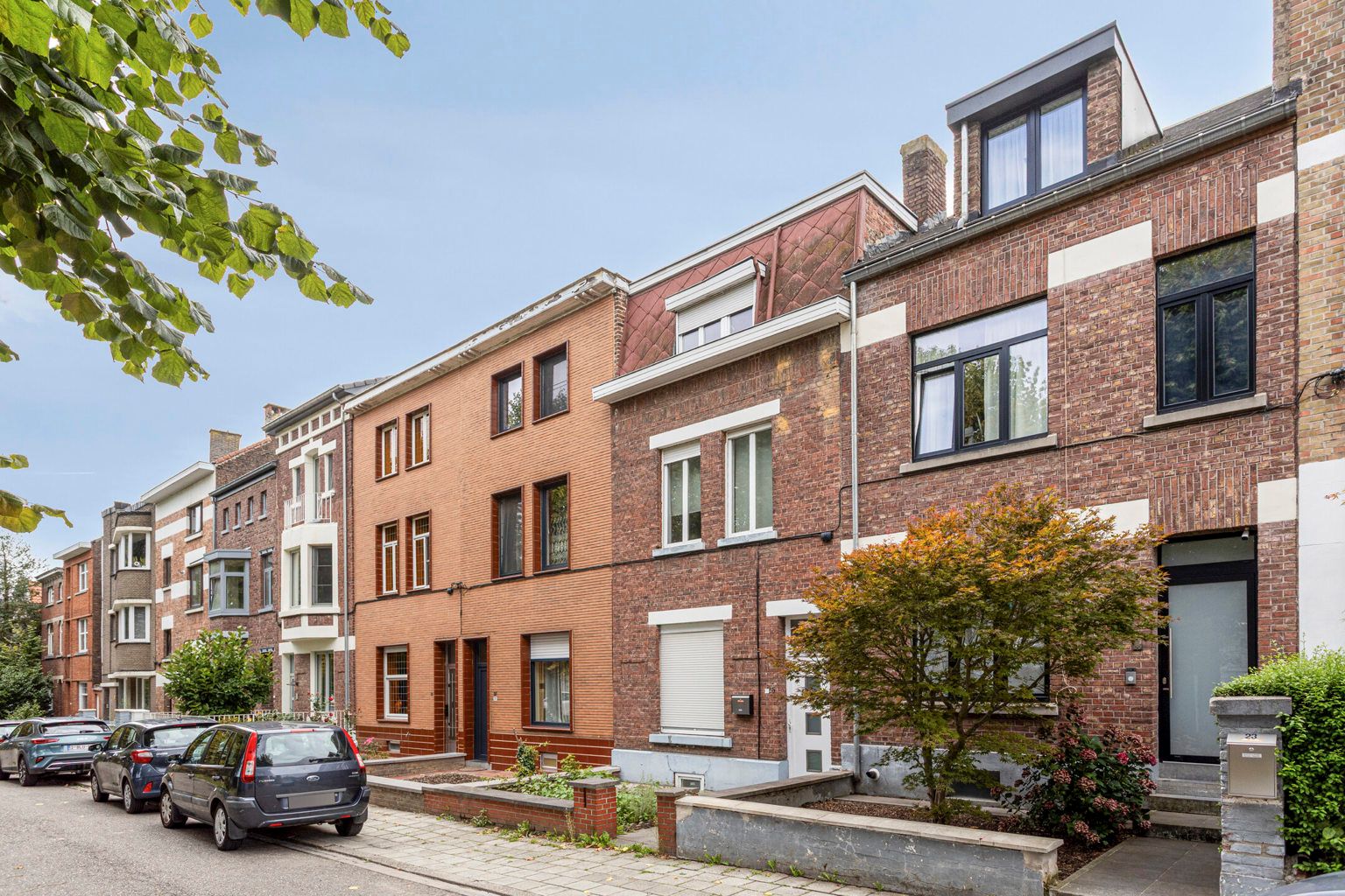 MOOI GERENOVEERDE WONING MET DAKTERRAS EN DUBBEL GARAGE foto 2