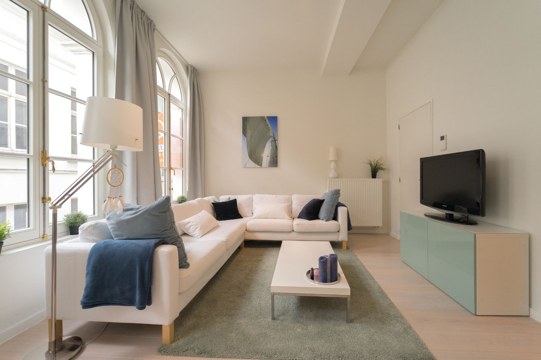 Ruime woning met bureel op gelijkvloers & 4 terrassen in hartje Gent foto {{pictureIndex}}