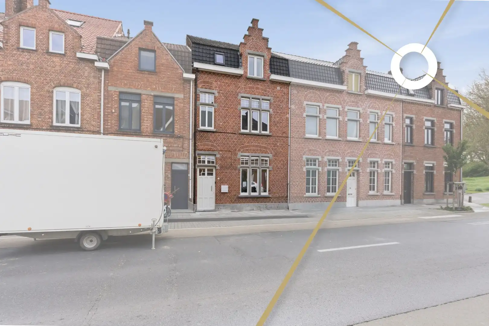 Exclusief gerenoveerde herenwoning met 4 slaapkamers, 2 badkamers en een adembenemende stadstuin. foto {{pictureIndex}}