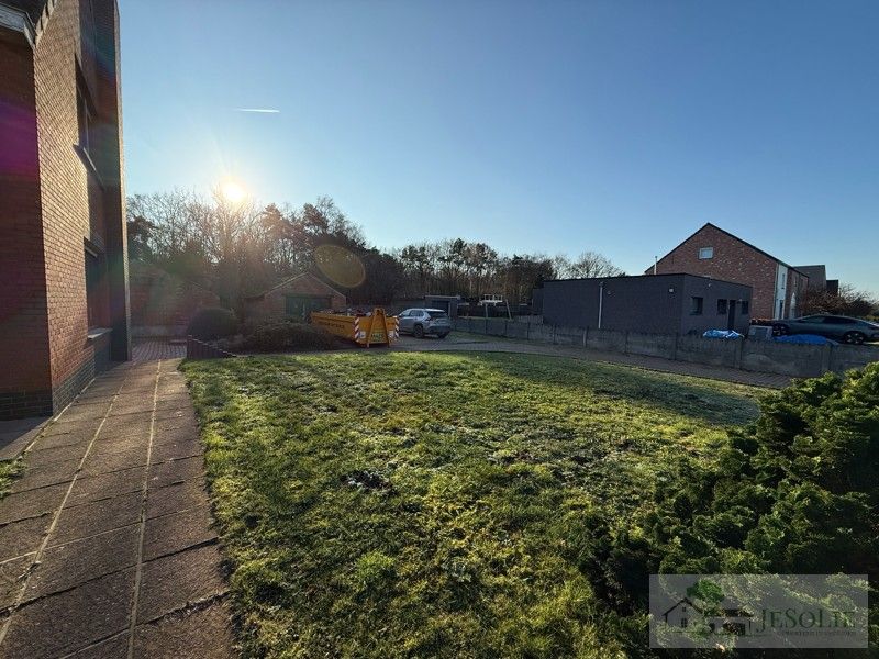 Woning op breed perceel - achterliggend natuurgebied - stal foto 4