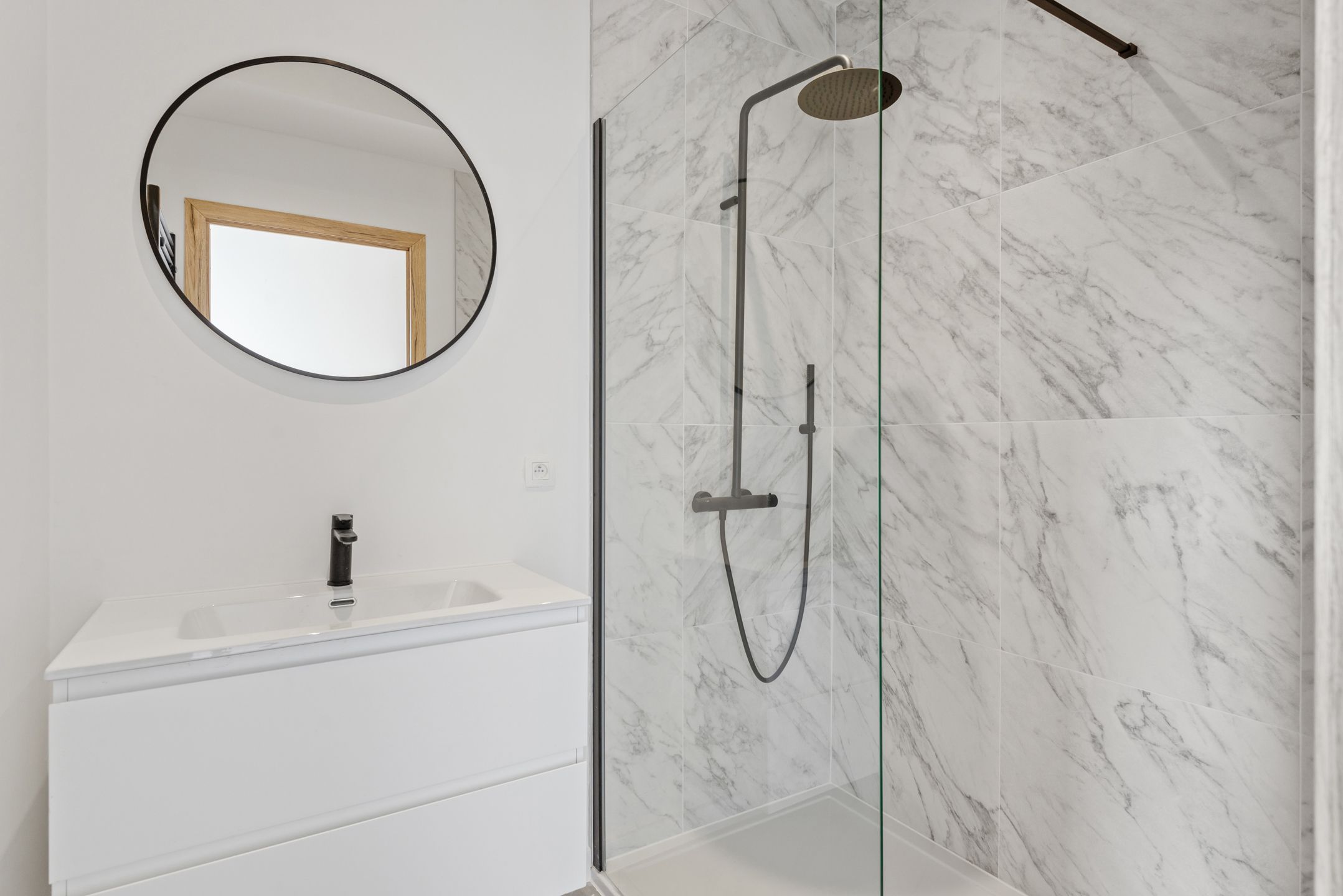 Gerenoveerd 1 slaapkamer appartement met terras te koop foto 8