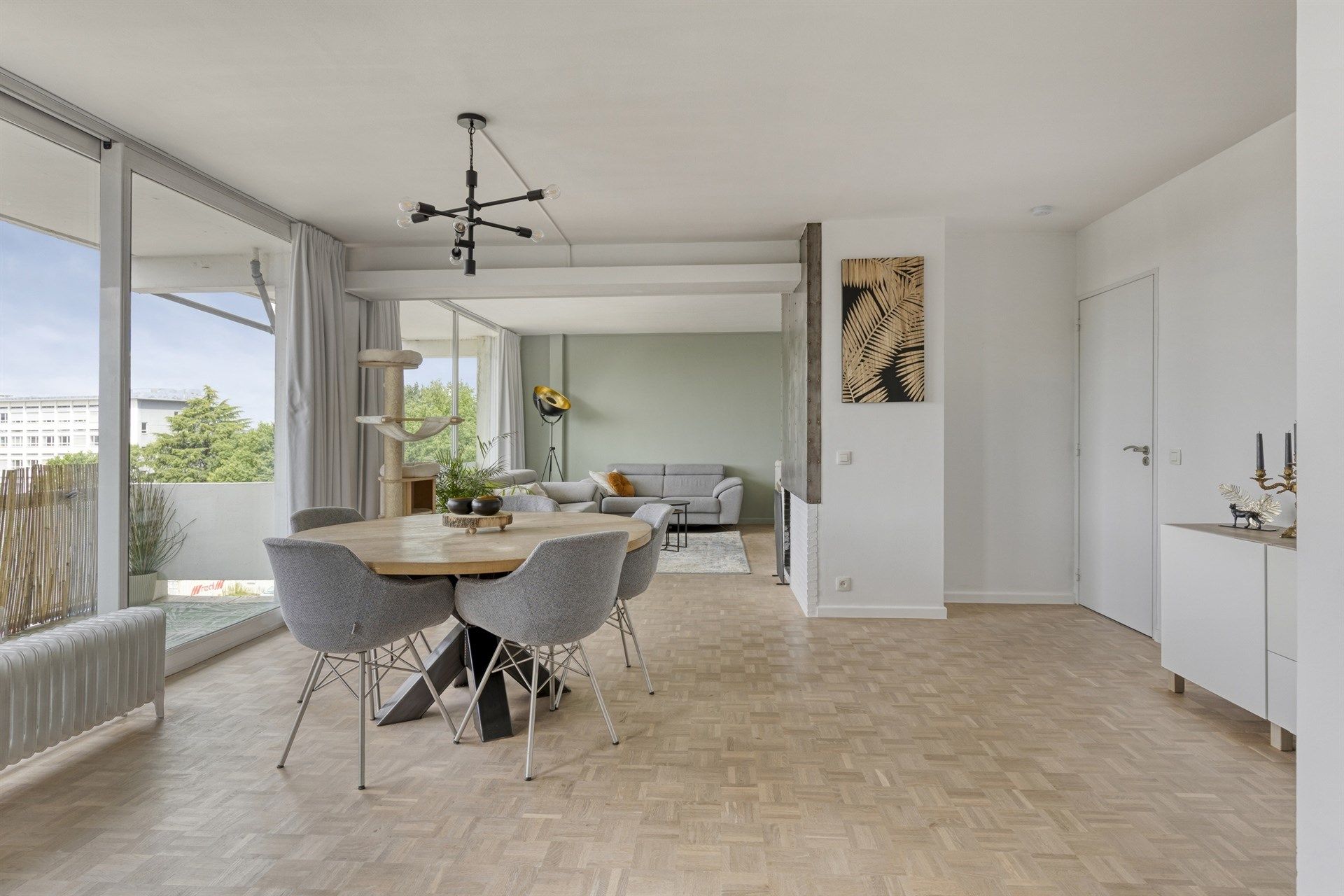 Instapklaar appartement met terras te koop in Berchem!  foto 2