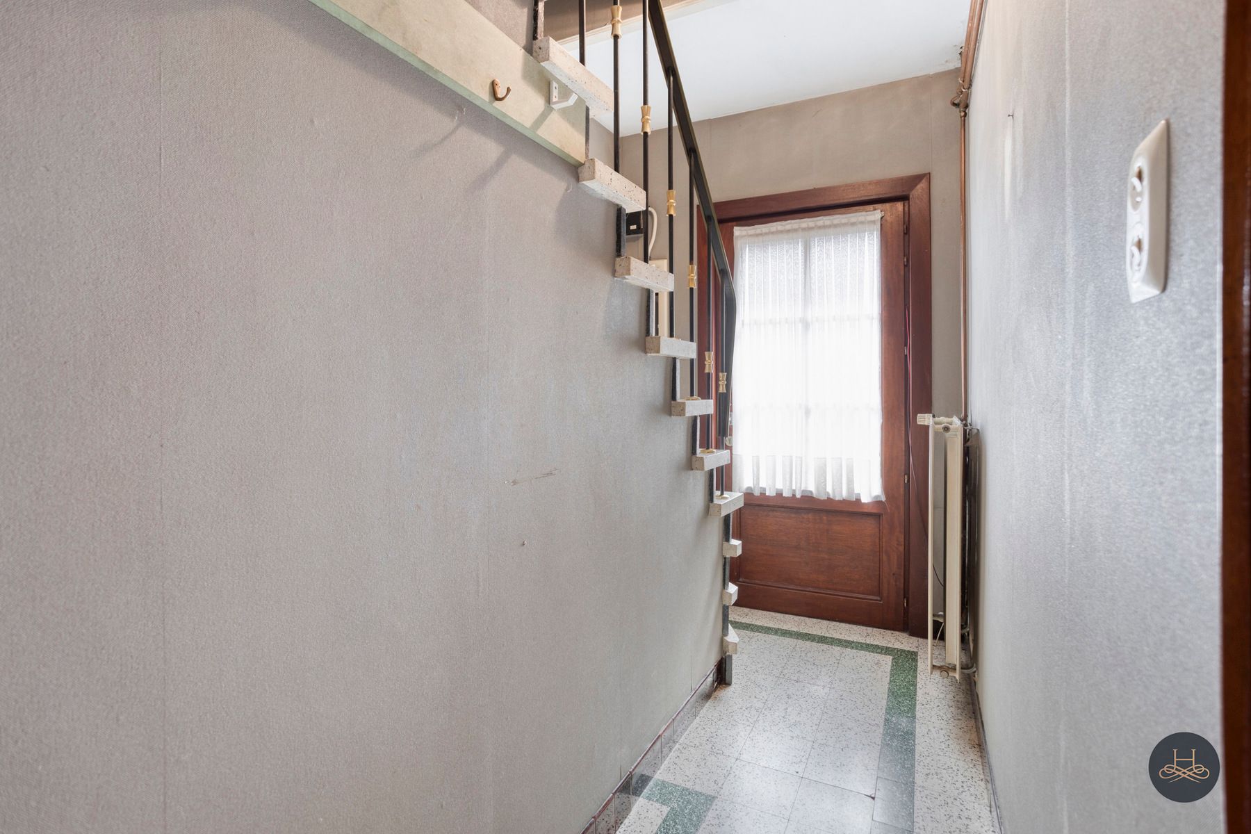 Karaktervolle, te renoveren woning op mooi perceel  foto 3
