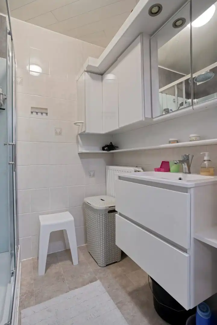 Zeer mooi gerenoveerd appartement met 2 slaapkamers en garage! foto 12