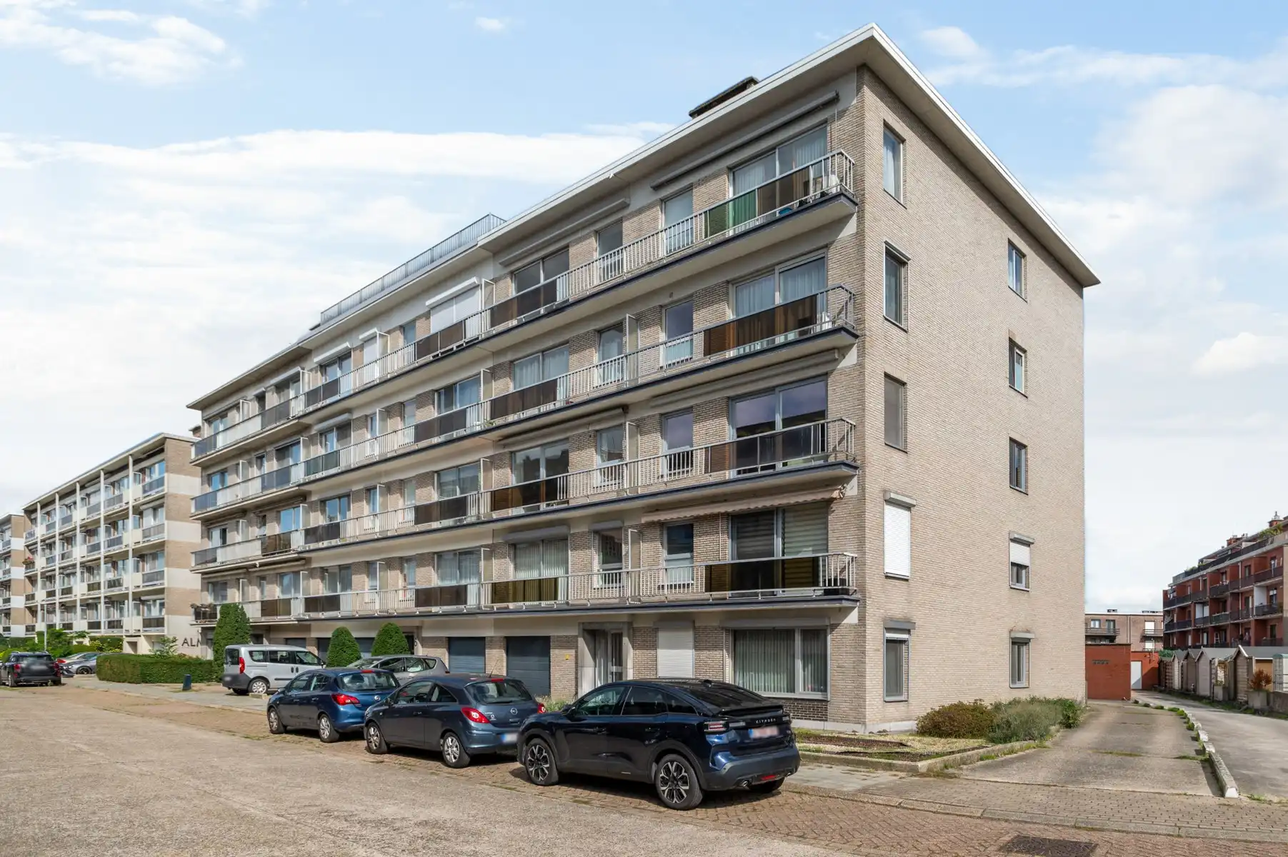 Goed gelegen 3-slaapkamerappartement met garage foto 18
