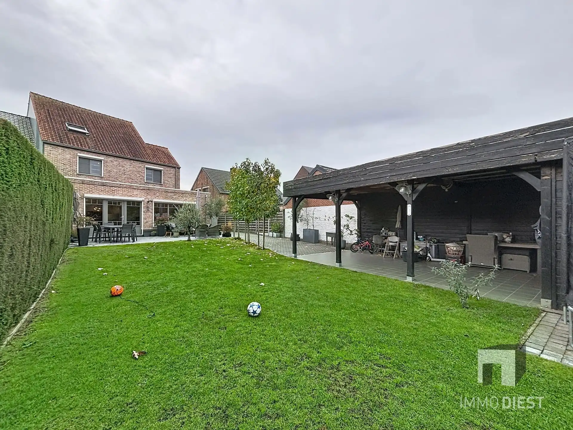 Trendy - volledig gerenoveerde woning met 3 slaapk en 2 badkamers foto 37