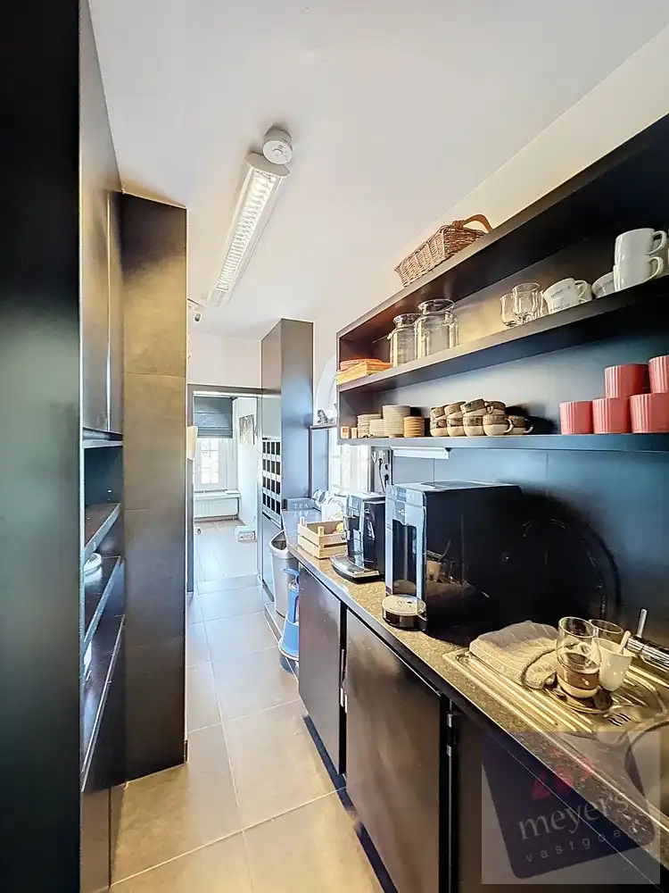 Veelzijdig commercieel pand met 14 parkeerplaatsen op topligging in Hasselt foto 12