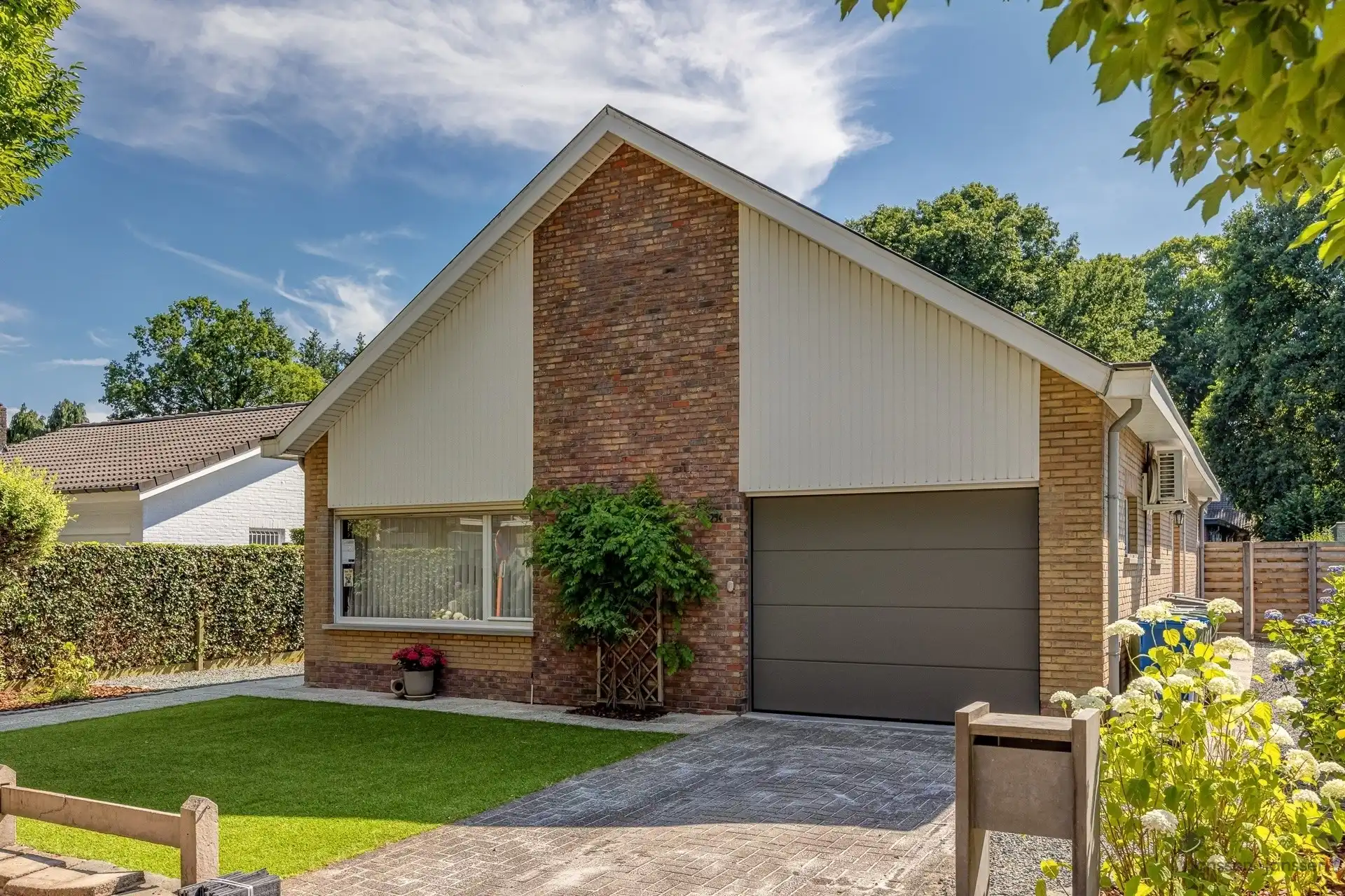 Ruime laagbouw woning met 4 slaapkamers, tuin en garage in hartje Brasschaat foto {{pictureIndex}}