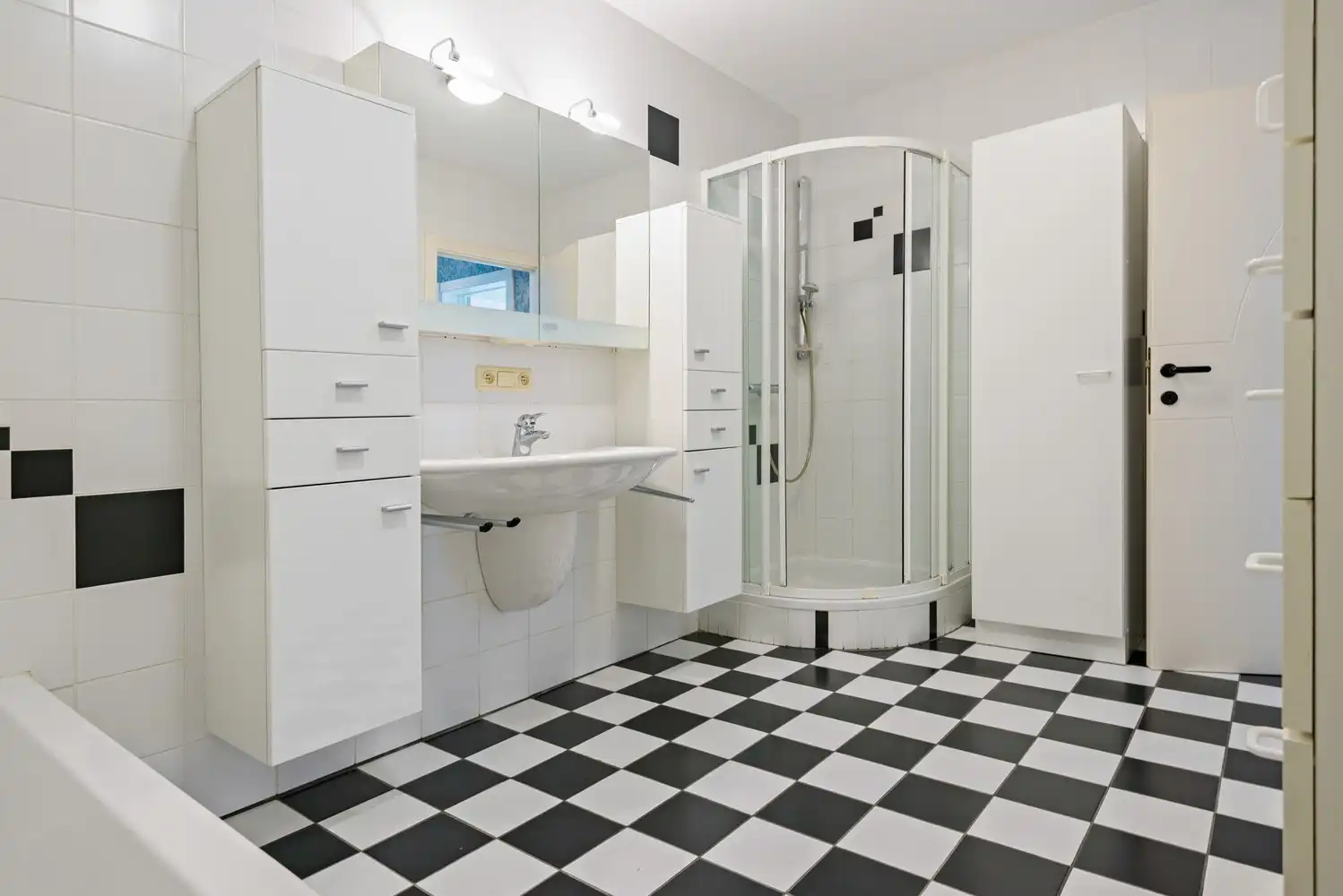 Ruim gelijkvloers appartement met 3 slaapkamers en 2 garageboxen in het centrum van Ranst! foto 13