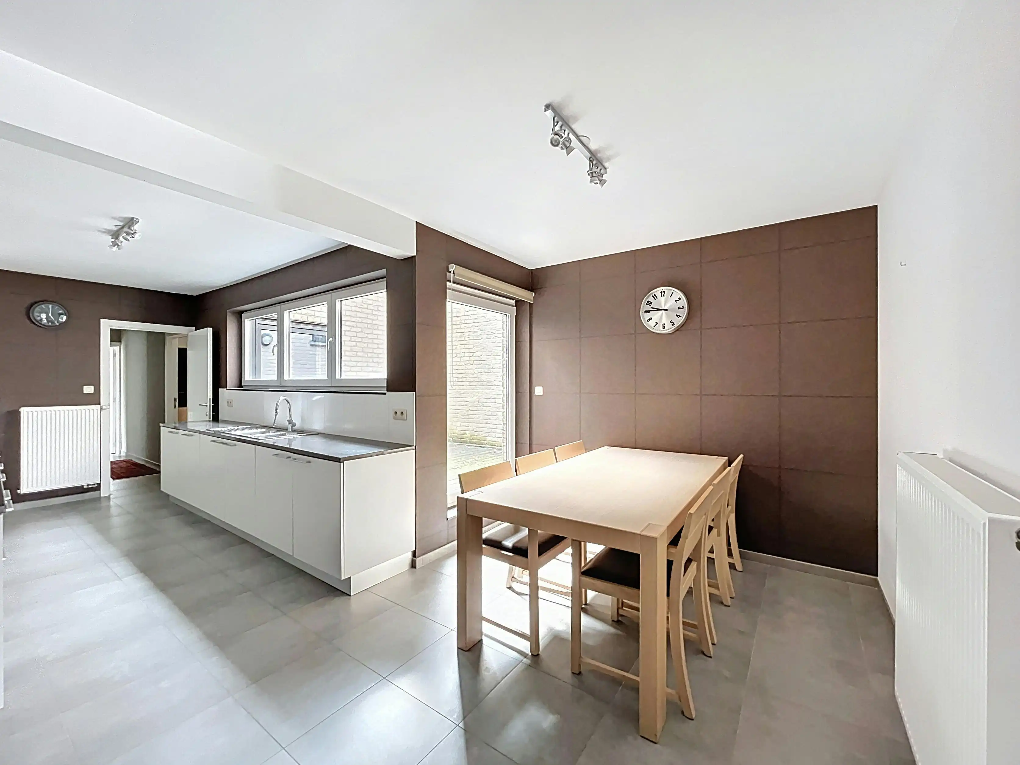 Instapklaar ruim appartement te koop aan de Markt in Eeklo  foto 5