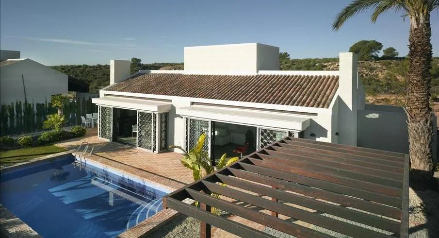 Leven in luxe en rust: exclusieve villa’s in exclusieve Golf Resort – waar Mediterrane stijl en modern comfort samenkomen foto {{pictureIndex}}
