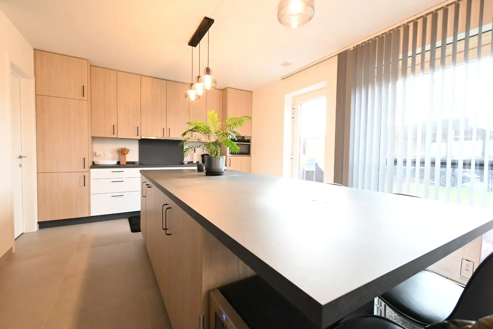 Knap afgewerkt gelijkvloers appartement met 2 slaapkamers, ruim terras, tuintje, carport en berging - GEEN GEMEENSCHAPPELIJKE ONKOSTEN  foto 2