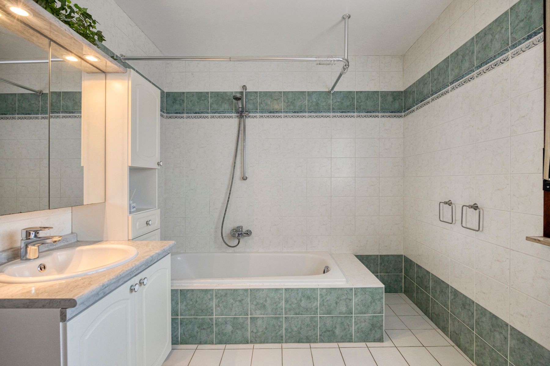 Instapklare woning met 3 slaapkamers en ruime tuin foto 14