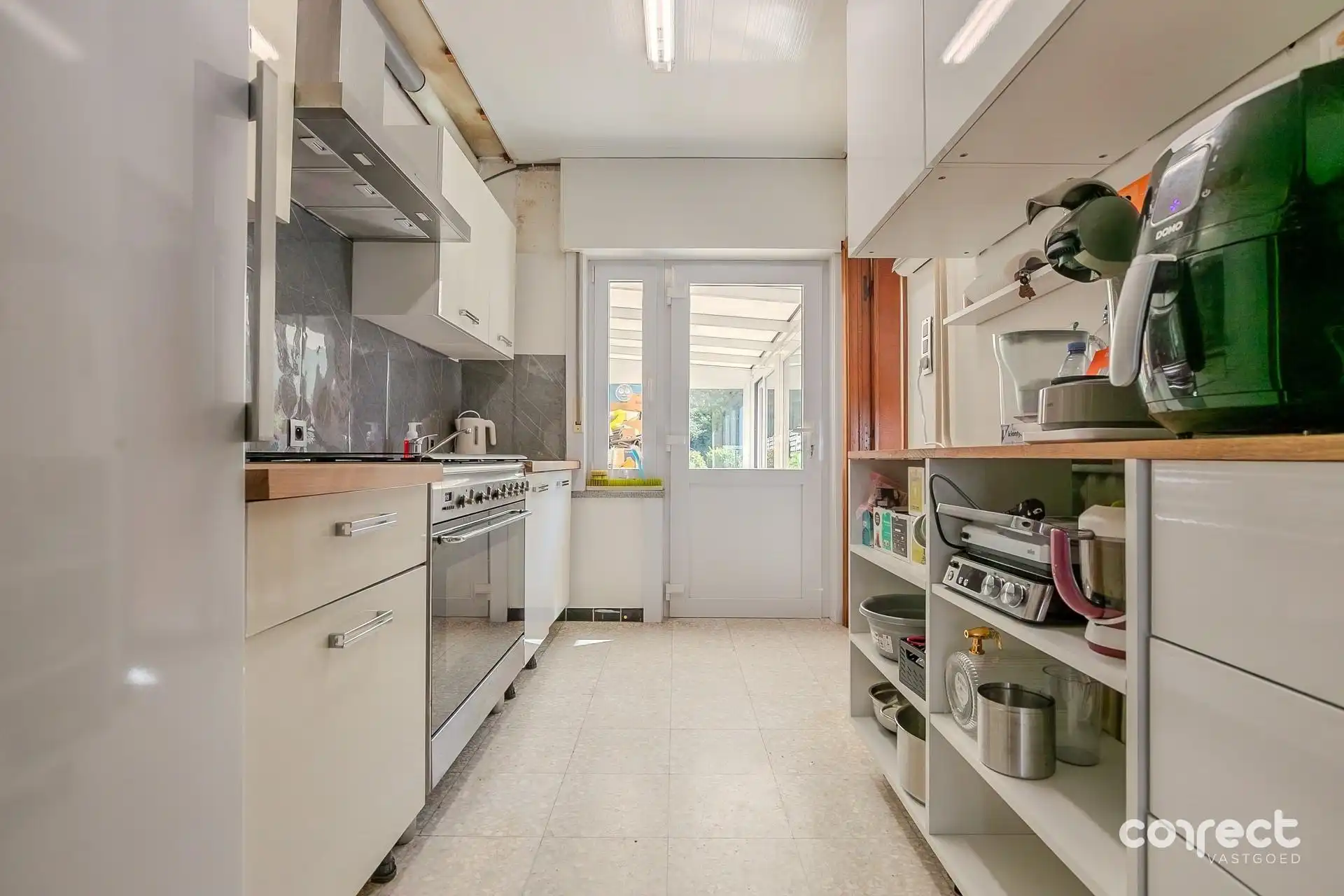 Rustig gelegen gezinswoning met oprit, garage en ruime, zongerichte tuin. foto 6