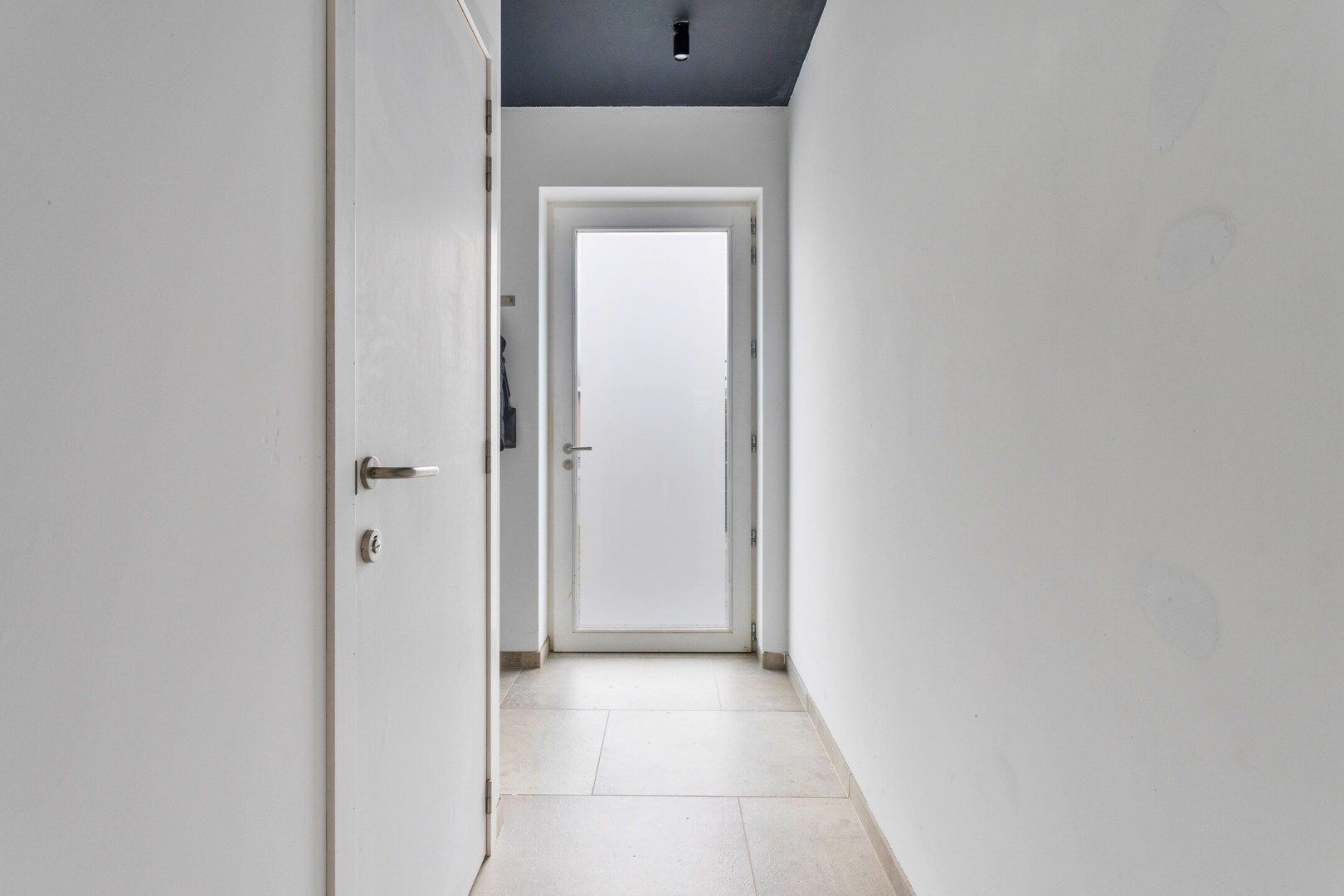 Ruime nieuwbouw met home-office, 3 slaapkamers, tuin met uitweg & garage. foto 4