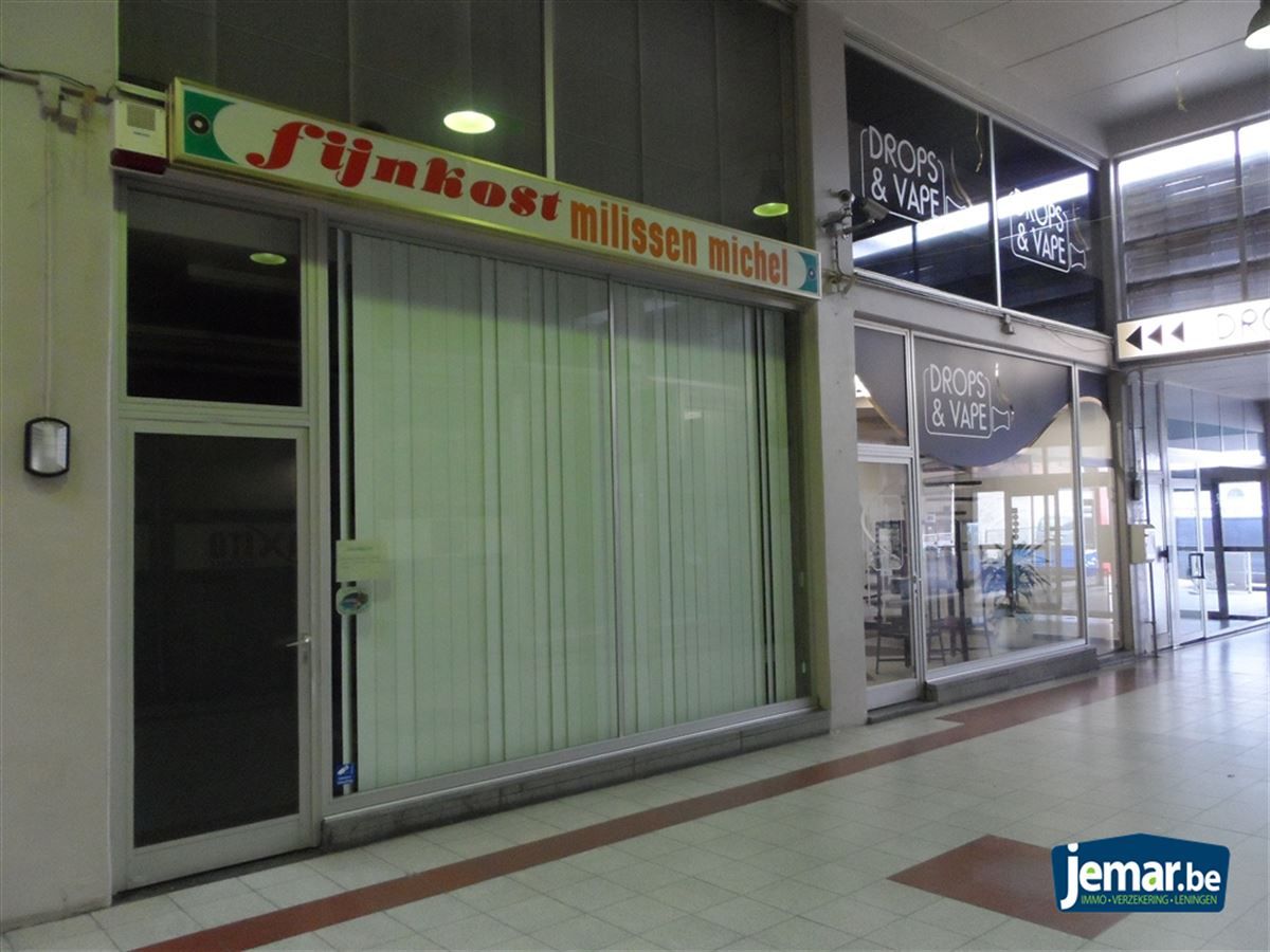  2 aaangrenzende winkelruimtes in Maasland Shopping Maasmechelen! foto {{pictureIndex}}