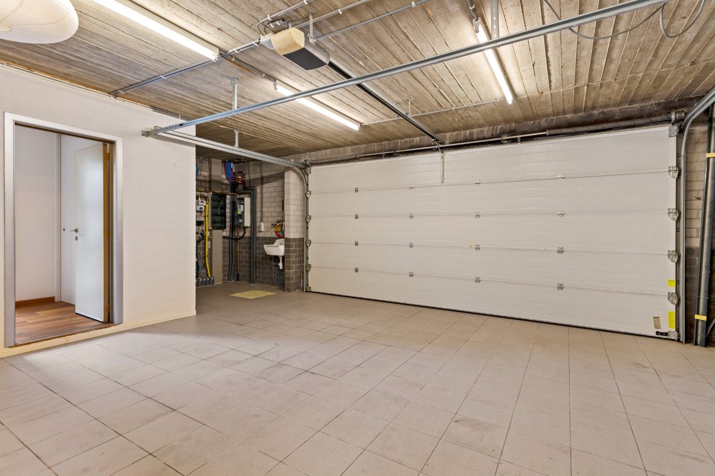 Ruime, instapklare woning met 3 slpk., dubbele garage en tuin foto 11