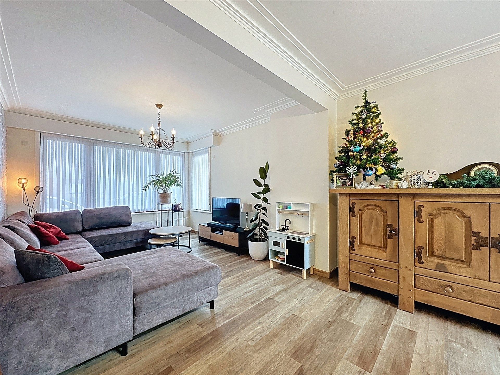 Prachtige woning met 4 slaapkamers in Bazel op perceel van 560m² foto {{pictureIndex}}