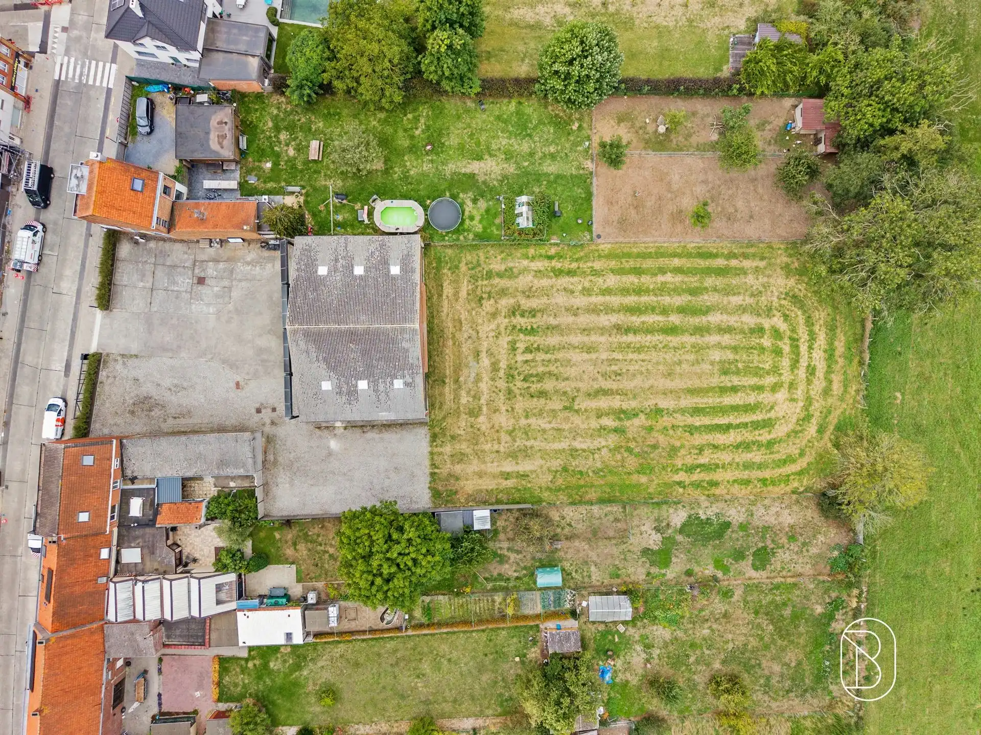 Grote, instapklare, goed onderhouden loods met parking foto 5