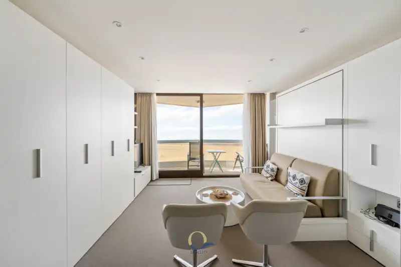 Subliem gerenoveerde studio met panoramisch zeezicht EN terras foto 2