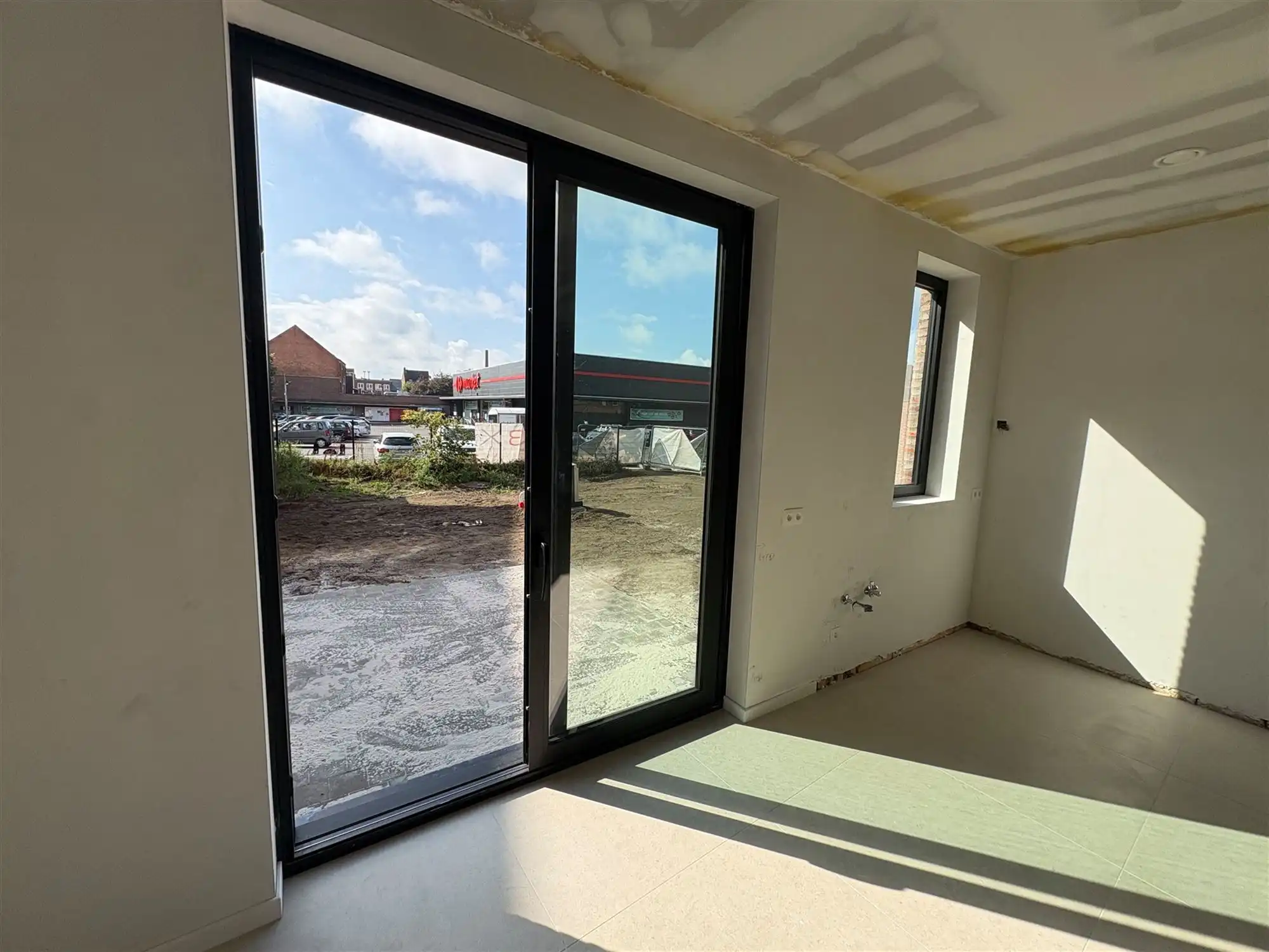 Nieuwbouwappartement met 2 slaapkamers en grote tuin. foto 8