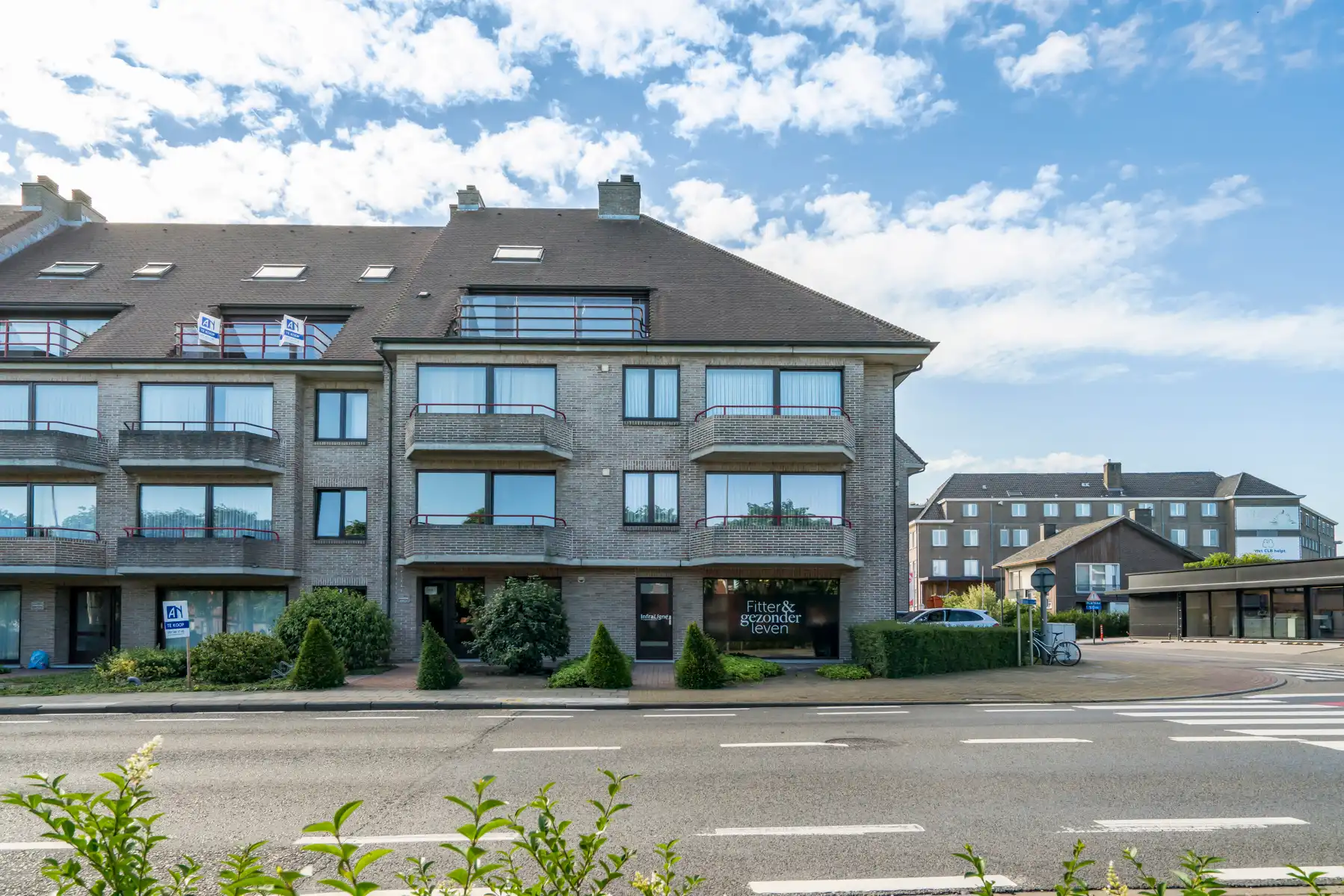 Uitstekend gelegen handelspand/hoekpand  met garage   foto {{pictureIndex}}