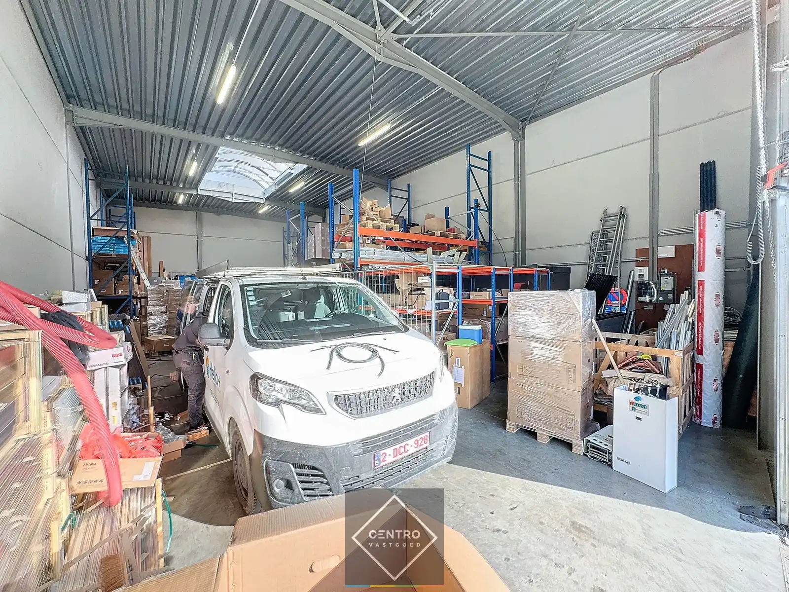Kwalitatief en goed geïsoleerd NB MAGAZIJN (212m²) met 2 private parkeerplaatsen op ambachtelijke zone te Oostkamp (Waardamme). foto 3