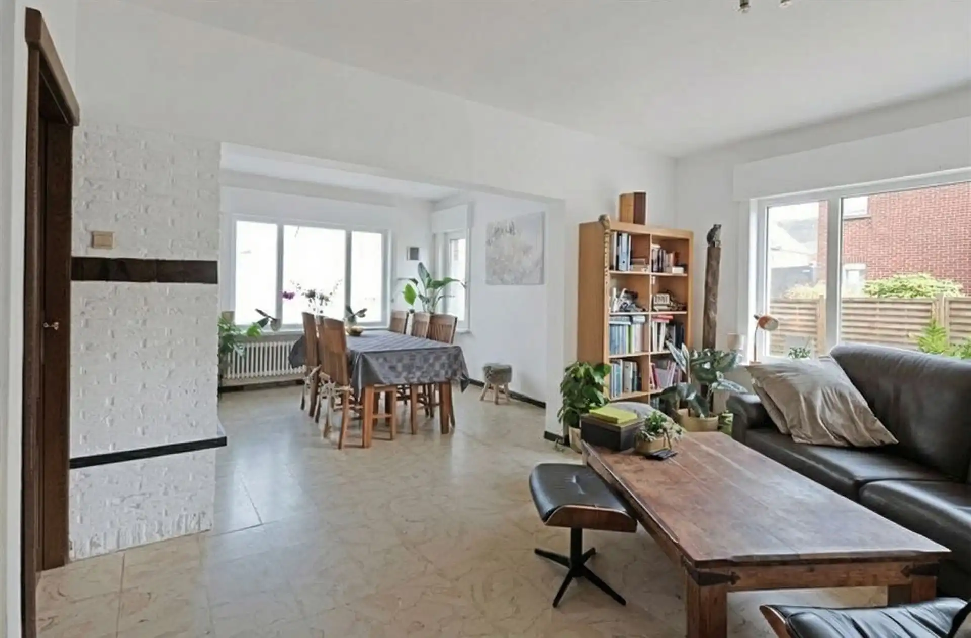 Ruime geziswoning met dubbele garage foto 3