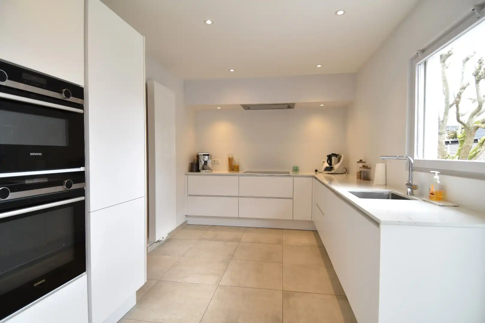 Instapklare woning met 3 slaapkamers, garage en een mooi stukje tuin te koop in residentiële wijk te Aalbeke foto 3