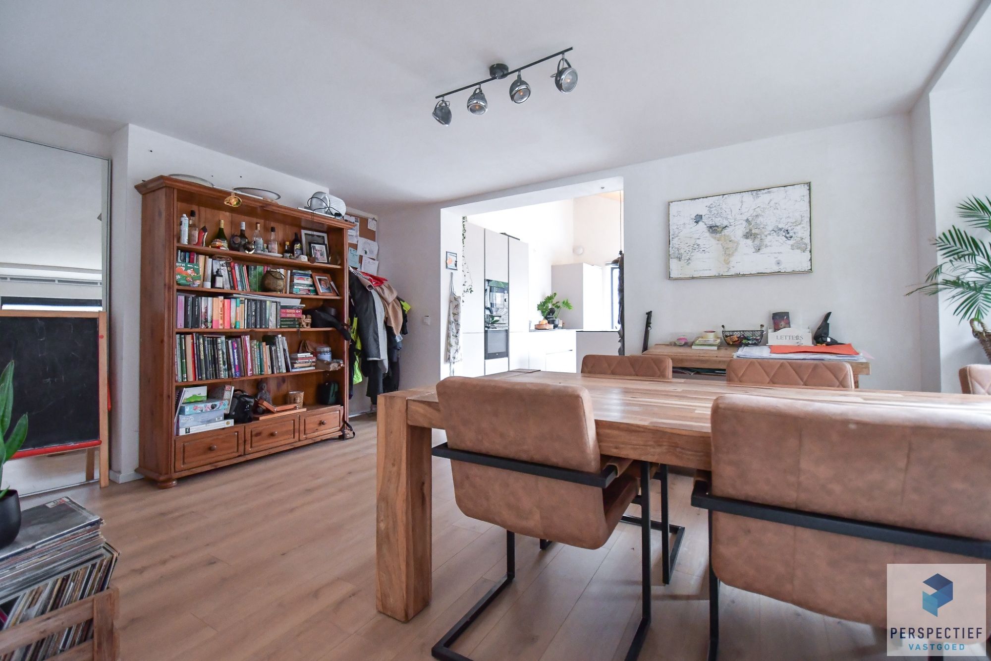 Uiterst GOED gelegen VERNIEUWDE woning met GROTE tuin foto 4
