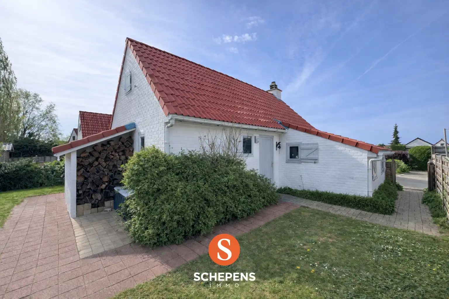 Charmante en instapklare vakantiewoning te koop op toplocatie in Zeepolder II te De Haan. foto {{pictureIndex}}