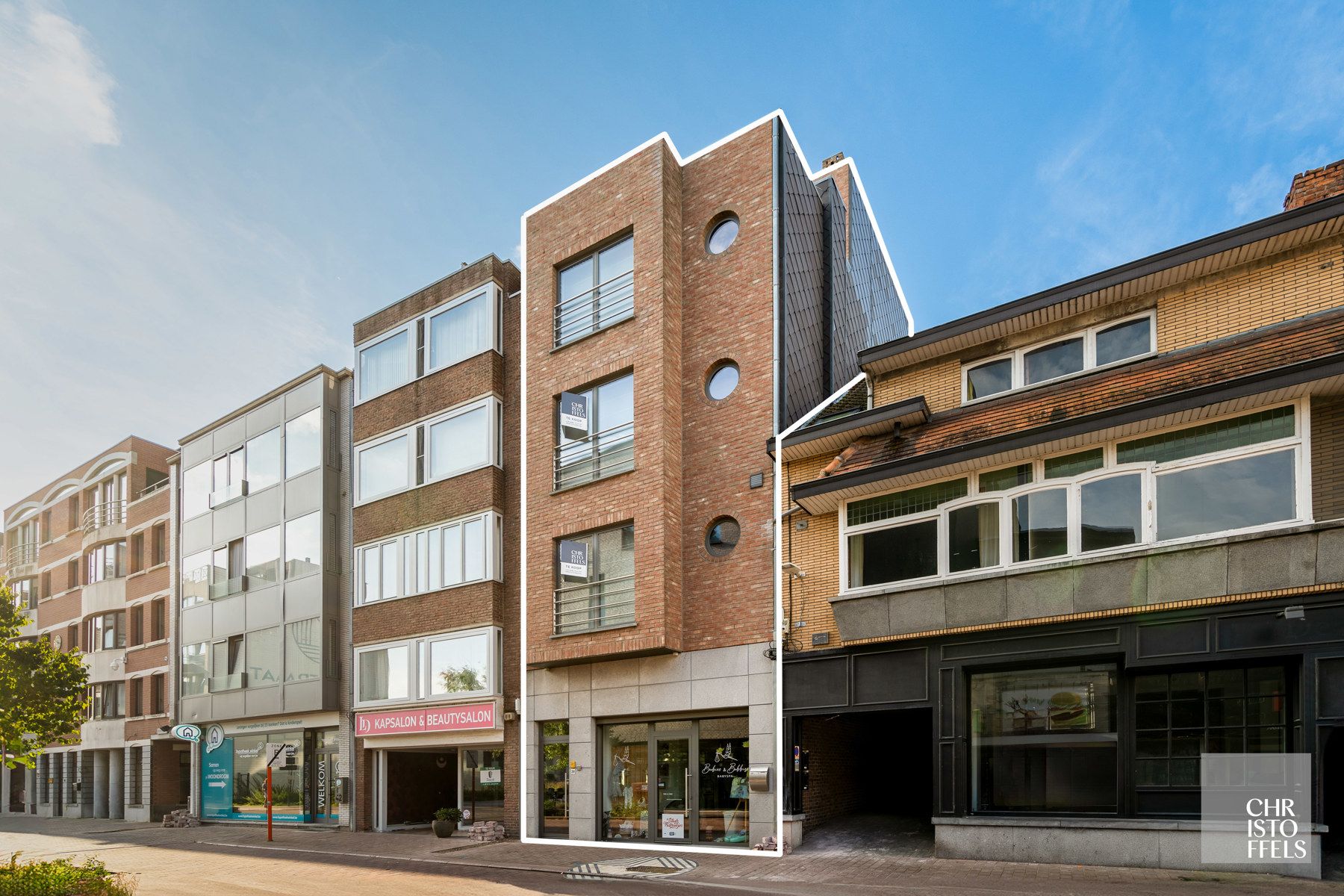 2 appartementen en verhuurd handelspand in Genk centrum! foto {{pictureIndex}}