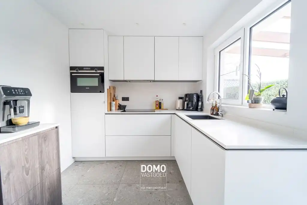 VOLLEDIG GERENOVEERDE OPEN BEBOUWING MET 4 SLAAPKAMERS EN GARAGE foto 4