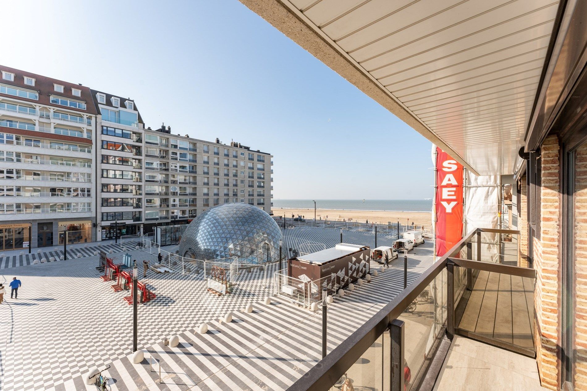 Luxe appartement met zonnig terras en zeezicht gelegen op het Albertplein te Knokke. foto 1