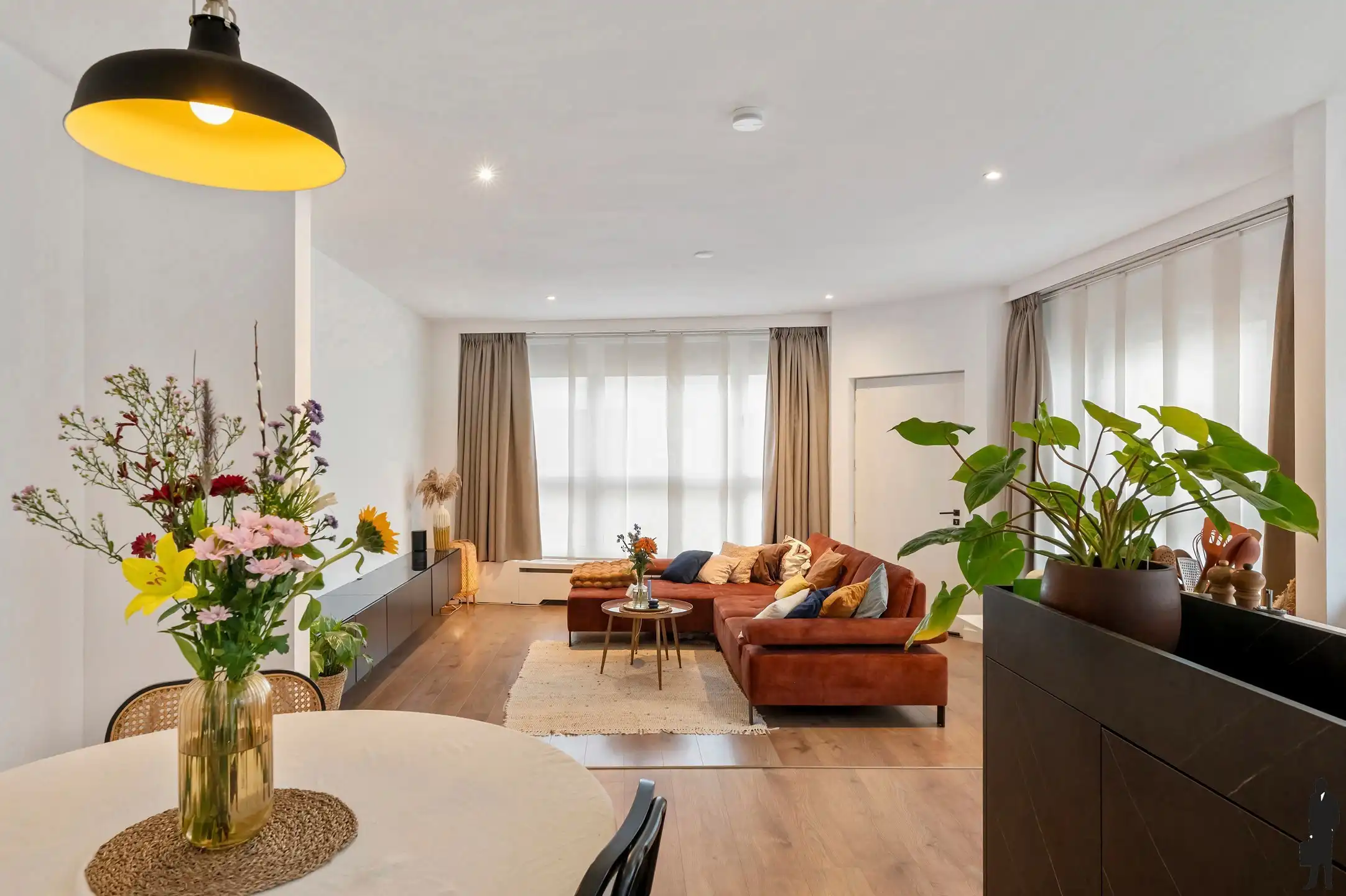 Instapklaar ruim gelijkvloers appartement in hartje Zurenborg foto {{pictureIndex}}