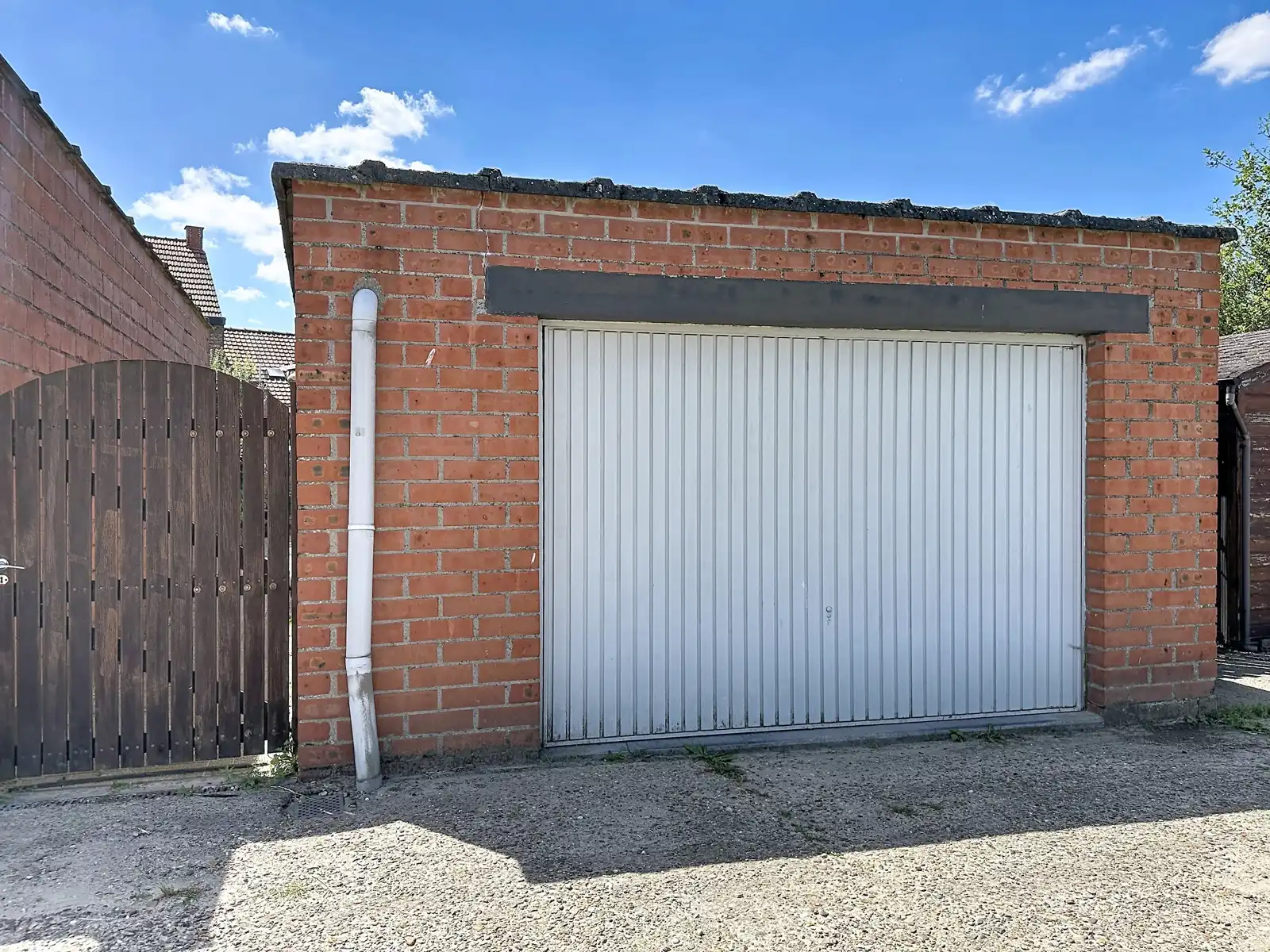 Te renoveren woning met groengebied in de achtertuin foto 14