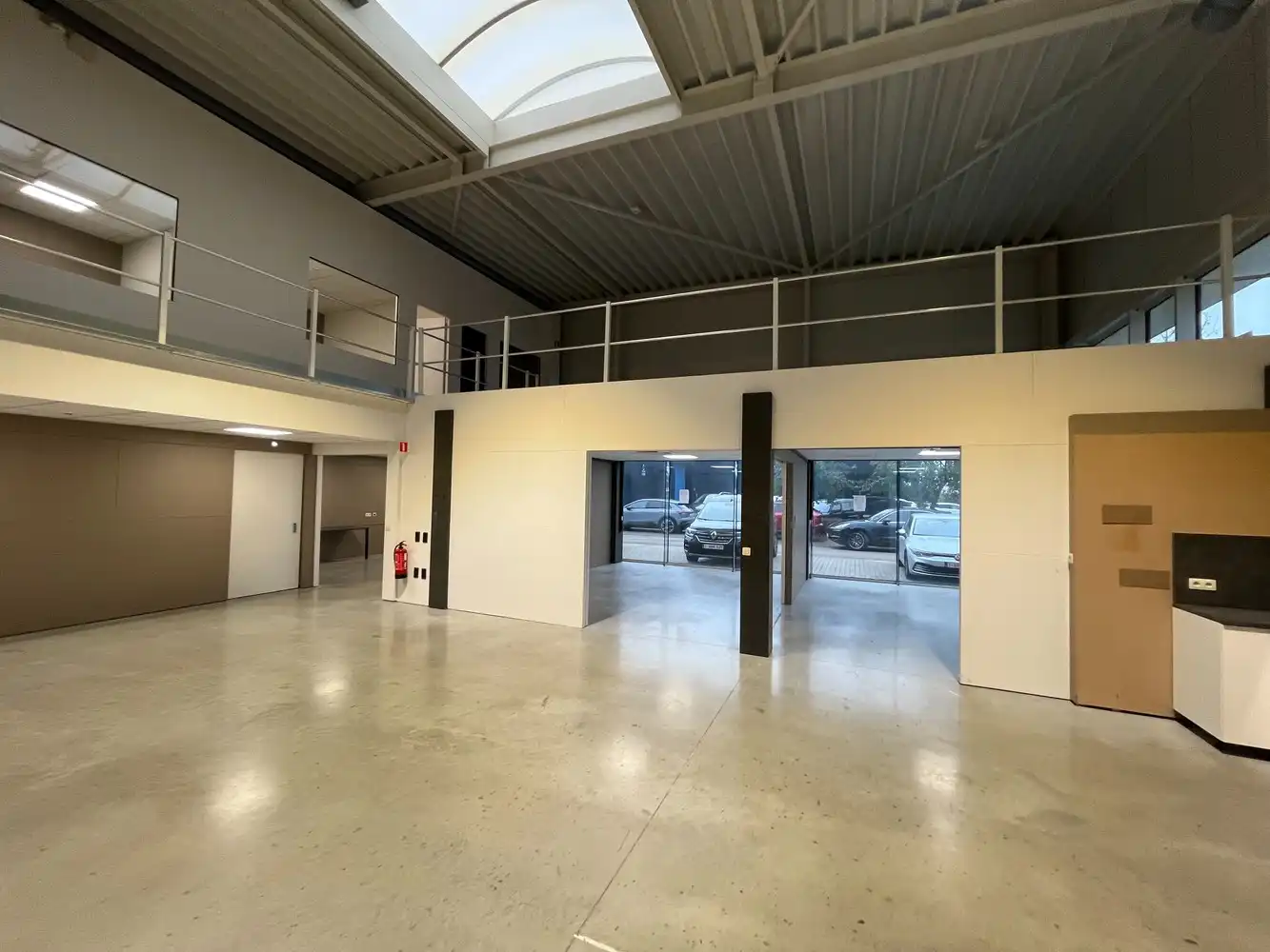 Bedrijfshal met kantoor foto 11