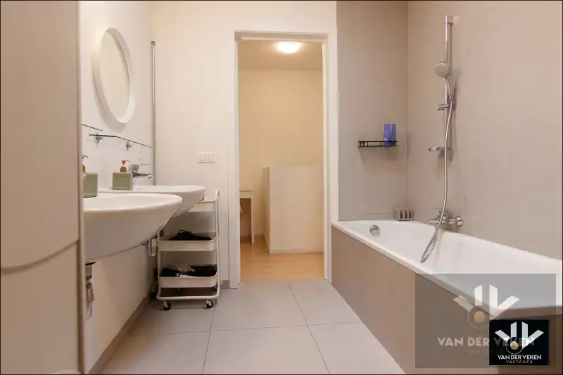 Knap ingericht, recent en lichtrijke woning met 3 ruime slpk en volledig omheinde tuin foto 14