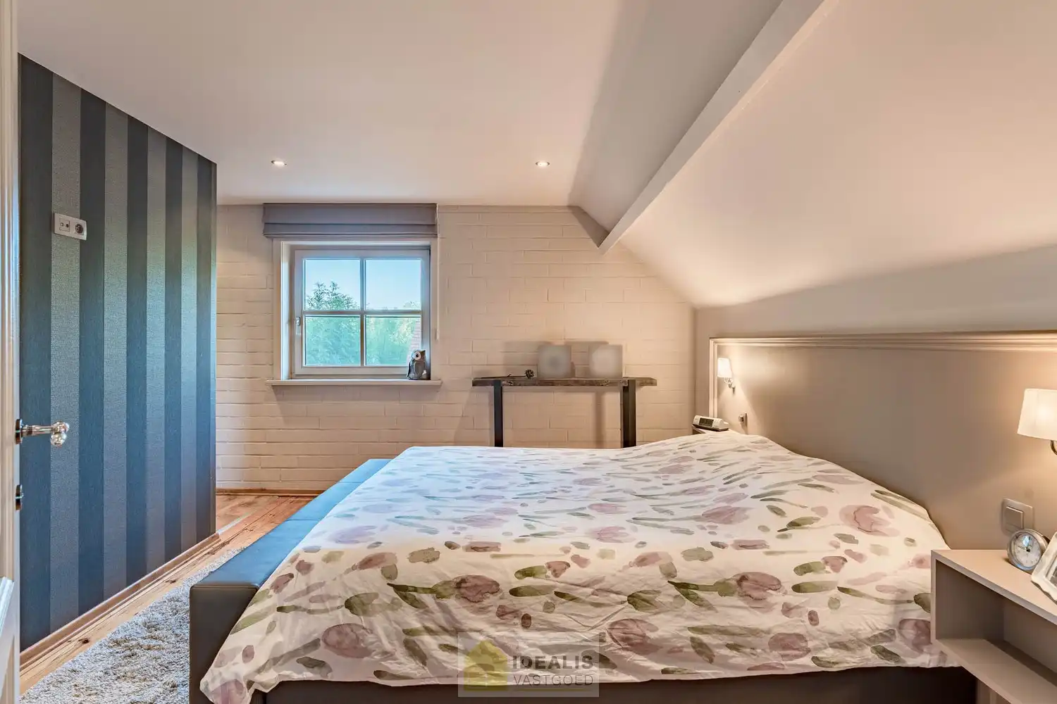 IDYLLISCH GELEGEN BIJZONDERE EIGENDOM BESTAANDE UIT RIANT WOONHUIS, APART BEWOONBAAR BIJGEBOUW EN ATELIER OMGEVEN DOOR EEN SCHITTERD AANGELEGDE TUIN EN WEILAND. Het domein is toegankelijk zowel aan de mooie Urnenveldstraat doch ook via een uitzonderlijk mooie oprijlaan toegankelijk langs de boszijde van het perceel. Deze vrijstaande woning, gebouwd in 1986, beschikt over een sfeervolle leefruimte in vol contact met de tuin en biedt een heerlijke atmosfeer dankzij de centraal geplaatste speksteenkachel. Op de verdieping beschikt de woning over slaapkamers en sanitair. Een absolute meerwaarde is het afzonderlijk volledig ingericht bijhuisje, centraal op het perceel, voorzien van alle woonfaciliteiten. Verder is er de mogelijkheid om wonen/werken te combineren via het knap afgewerkte atelier, met vergezicht op het eigen weiland. Geschikt voor kandidaten op zoek naar een ruime en instapklare parel met een idyllische uitstraling! foto 26