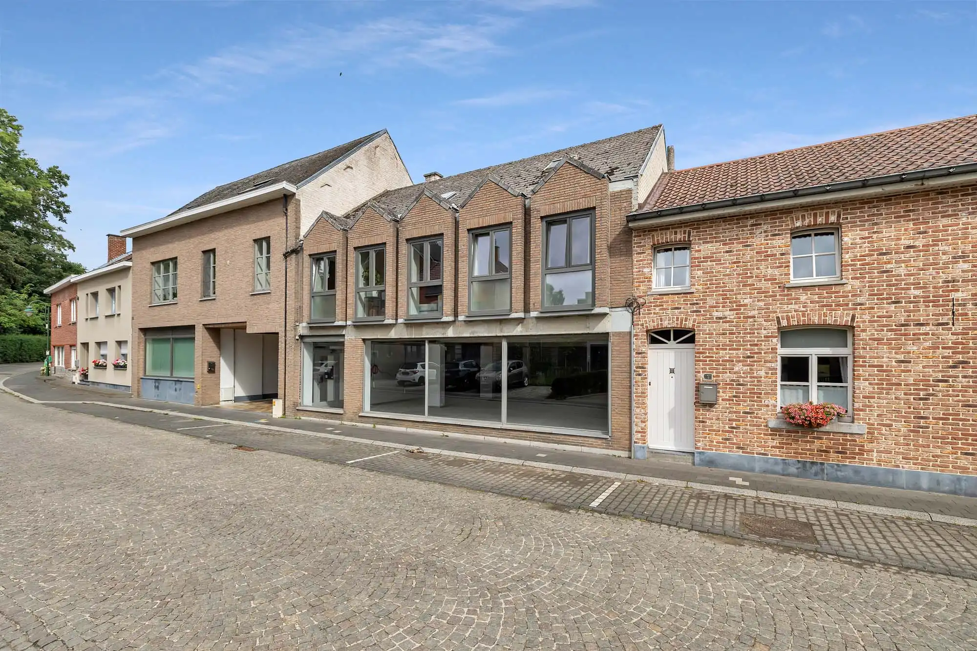Te renoveren handelspand (315m²) met 4 staanplaatsen foto 2