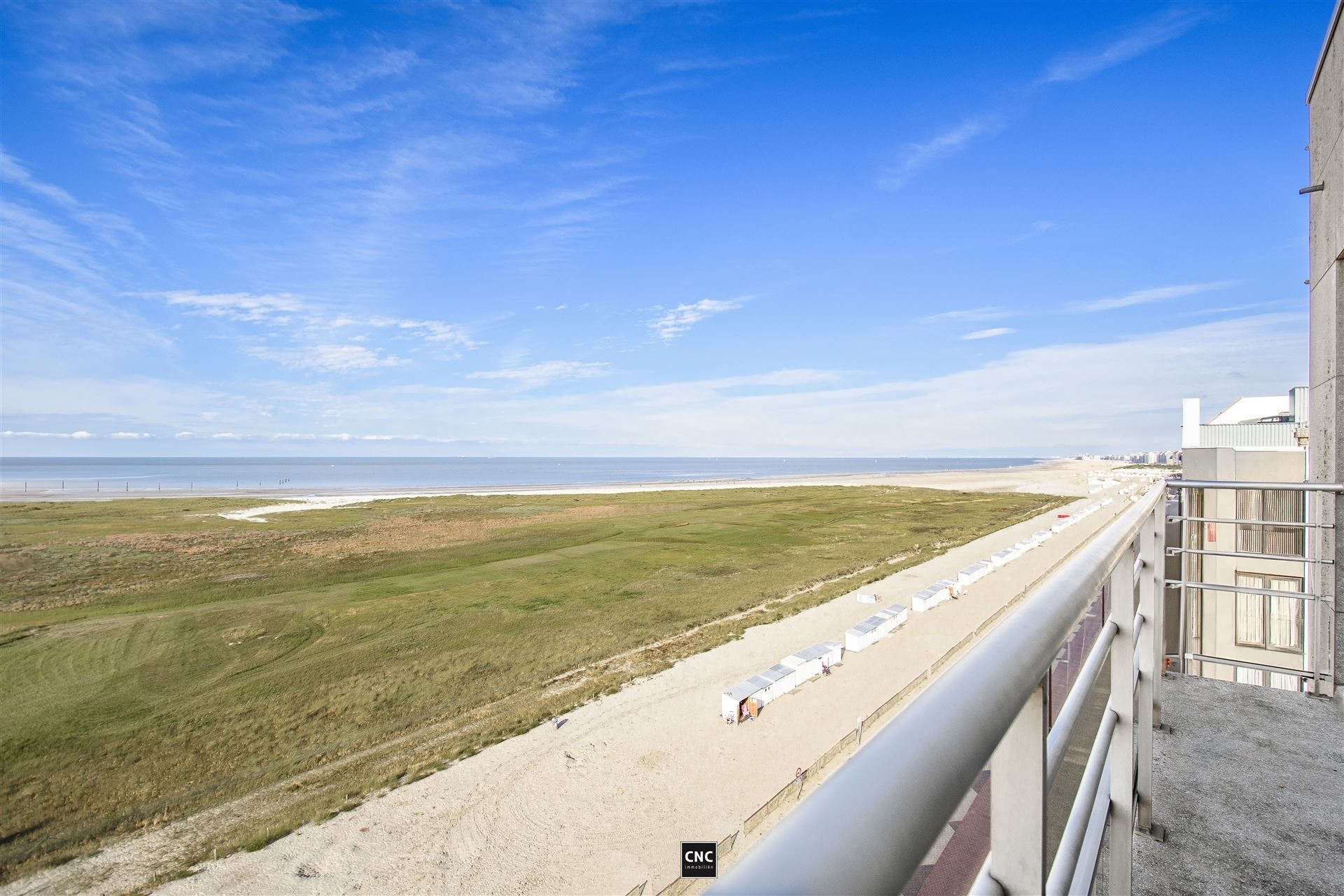 Prachtig appartement met zicht op zee, gelegen in het bruisende Heist-aan-Zee. Met een bewoonbare oppervlakte van 117m² biedt dit modern ingerichte appartement een perfecte combinatie van comfort en stijl. foto 2