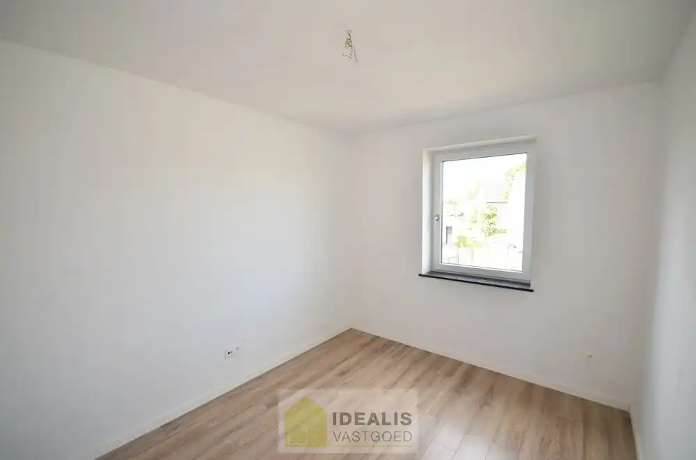 GELIEVE ENKEL AAN TE MELDEN VIA MAIL!! RUIME NIEUWBOUW GEZINSWONING OP WANDELAFSTAND VAN CENTRUM! – Afgewerkte en ruime woning perfect gelegen op wandelafstand van het centrum van Peer alsook vlakbij uitgebreide sportfaciliteiten!! De woning is zeer fijn ingedeeld, met een inkomhal en wc, riante woonkamer, open keuken met naastgelegen berging op de gelijkvloerse verdieping, overloop, 3 slaapkamers en een ruime badkamer op de eerste verdieping en een zolder te bereiken via vast trap op de 2e verdieping!! Tevens beschikt de woning over een private voortuin/parking en is er een leuk tuintje met tuinberging aan de achterzijde. De achterzijde van het perceel is tevens toegankelijk via een pad. Deze nieuwbouwwoning werd zeer goed geïsoleerd opgeleverd, heeft slechts een E-peil van 38 en is voorzien van ventilatie type D!! Zeer geschikt voor kandidaten op zoek naar een correct geprijsde nieuwbouwwoning!! Beschikbaar vanaf 1 december 2026. foto 22