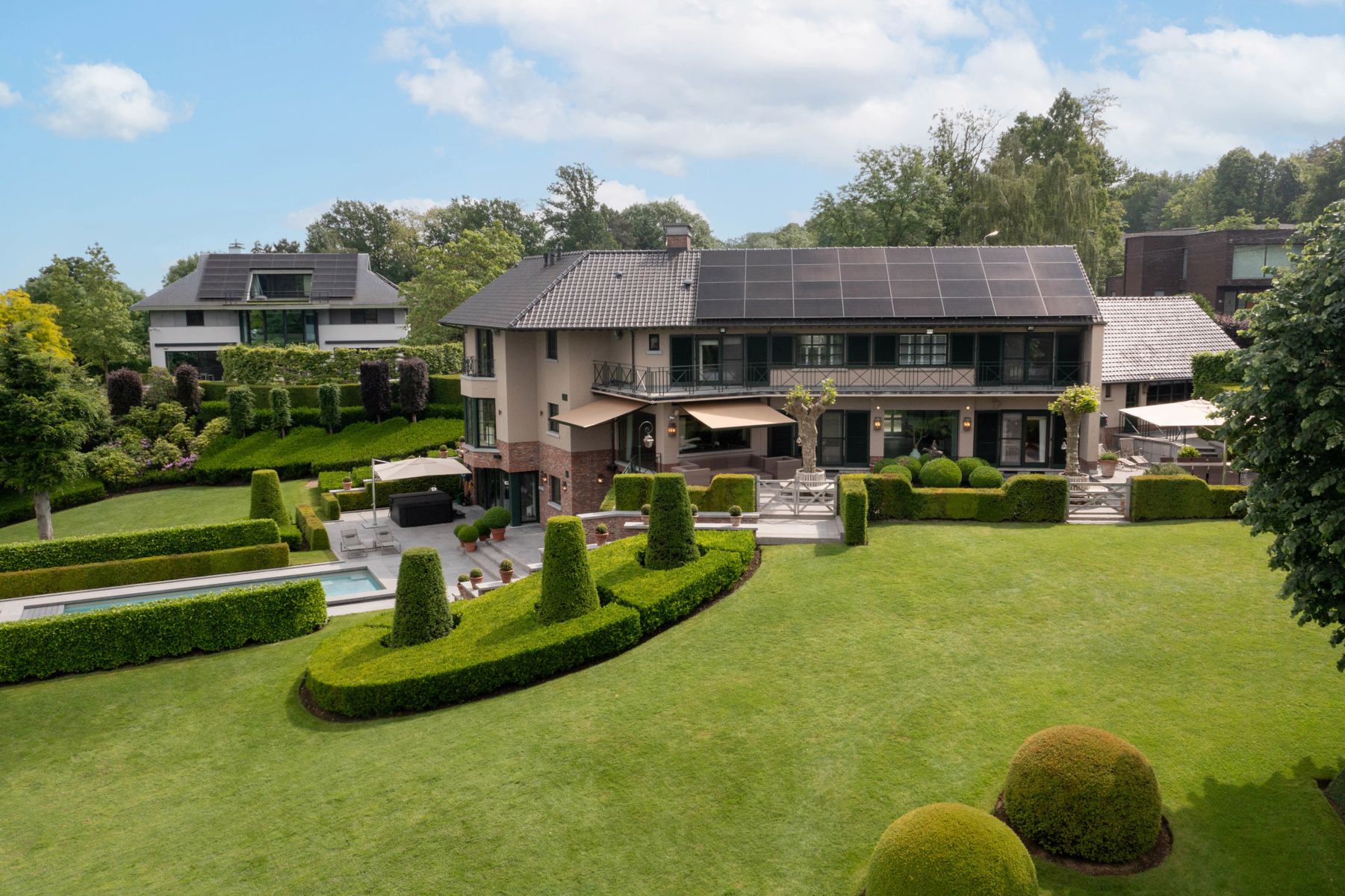 Villa op ruim perceel met ontwikkelingspotentieel te WINKSELE foto {{pictureIndex}}