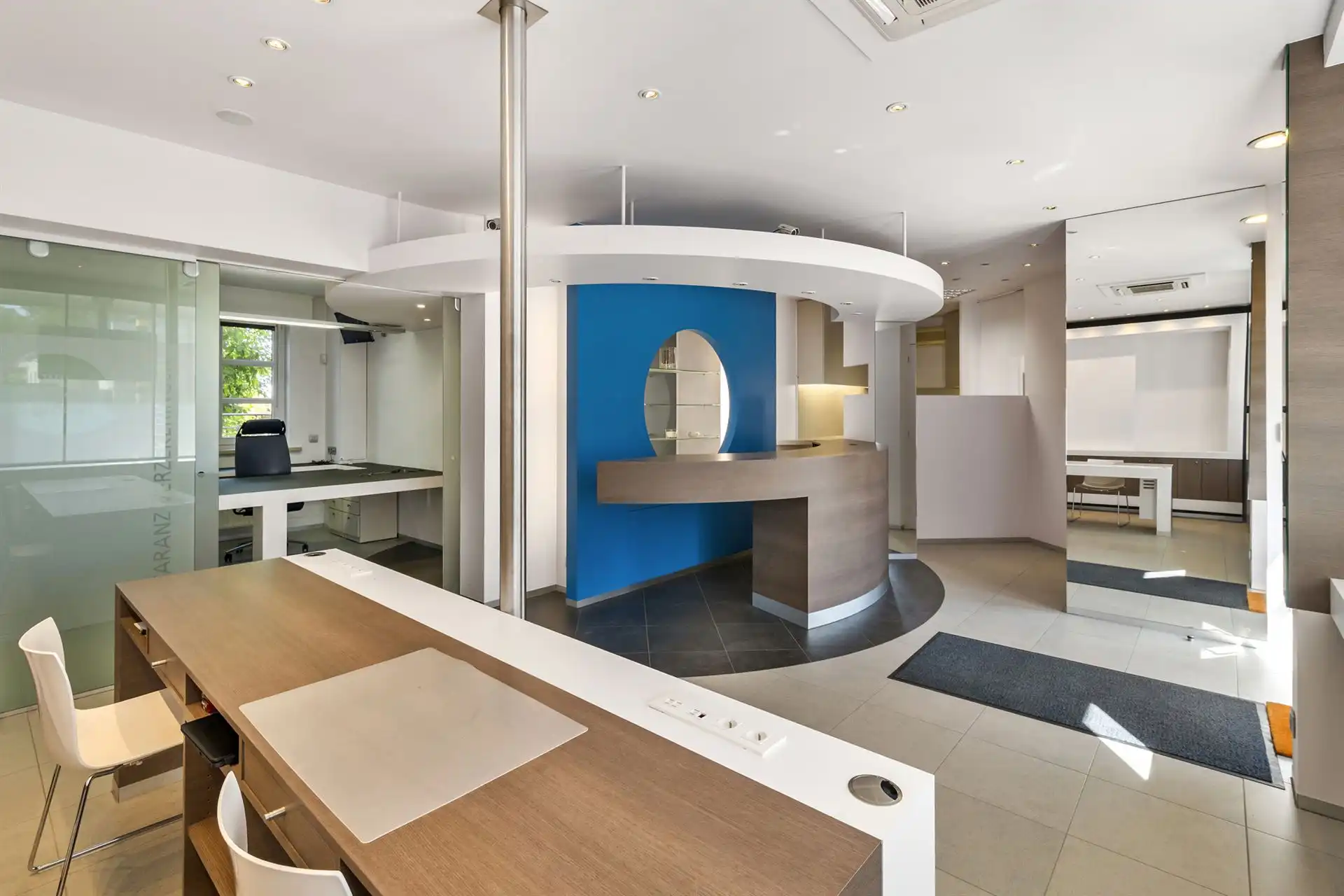 Handelspand met woonst op commerciële toplocatie foto 2