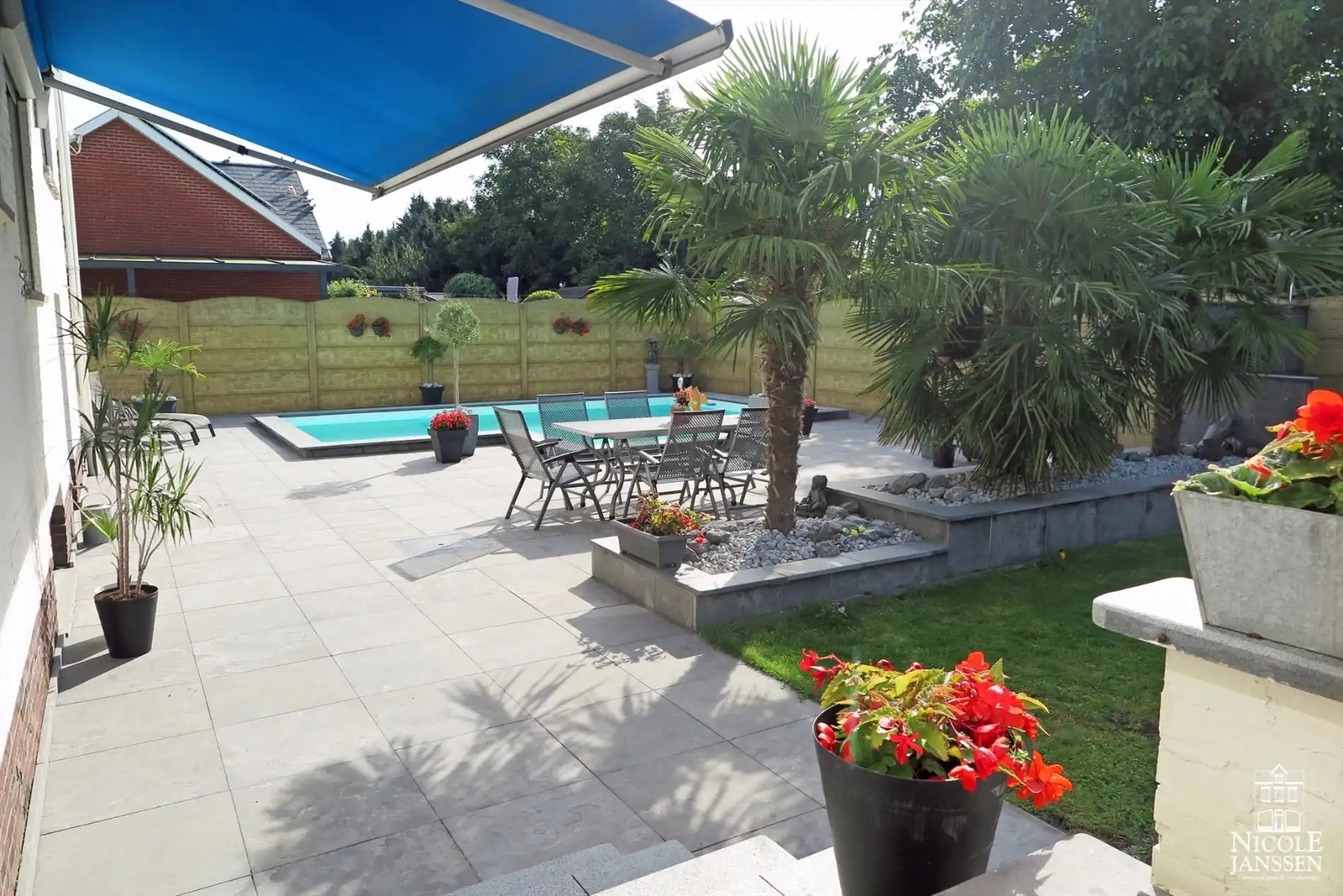 Praktisch split-level huis met mooi aangelegde tuin, zwembad en inpandige garage foto 25