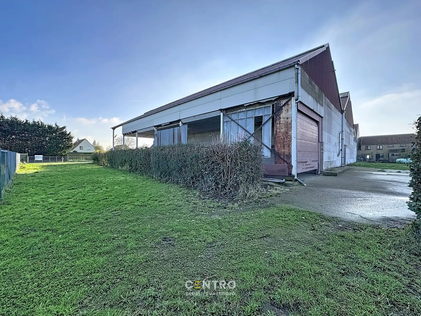 Opslagruimte met showroom en 3 verhuurde appartementen op 3.682m2! foto 7