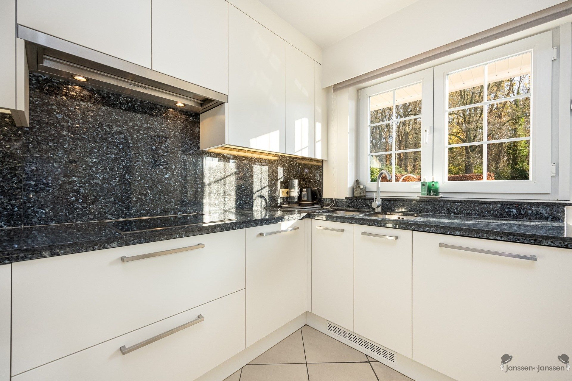 Lichtrijke, top-onderhouden woning in een doodlopende straat in hartje Sint-Job foto 11