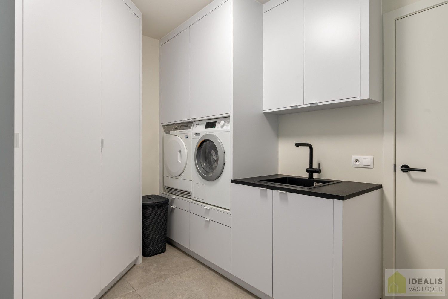 PRACHTIGE, PERFECT ONDERHOUDEN EN MODERN OPGETROKKEN WONING MET EEN HEERLIJK LICHTRIJKE WOONKAMER MET OPEN KEUKEN, 3 SLAAPKAMERS, 2 BADKAMERS VOORZIEN VAN ALLE COMFORT foto 25